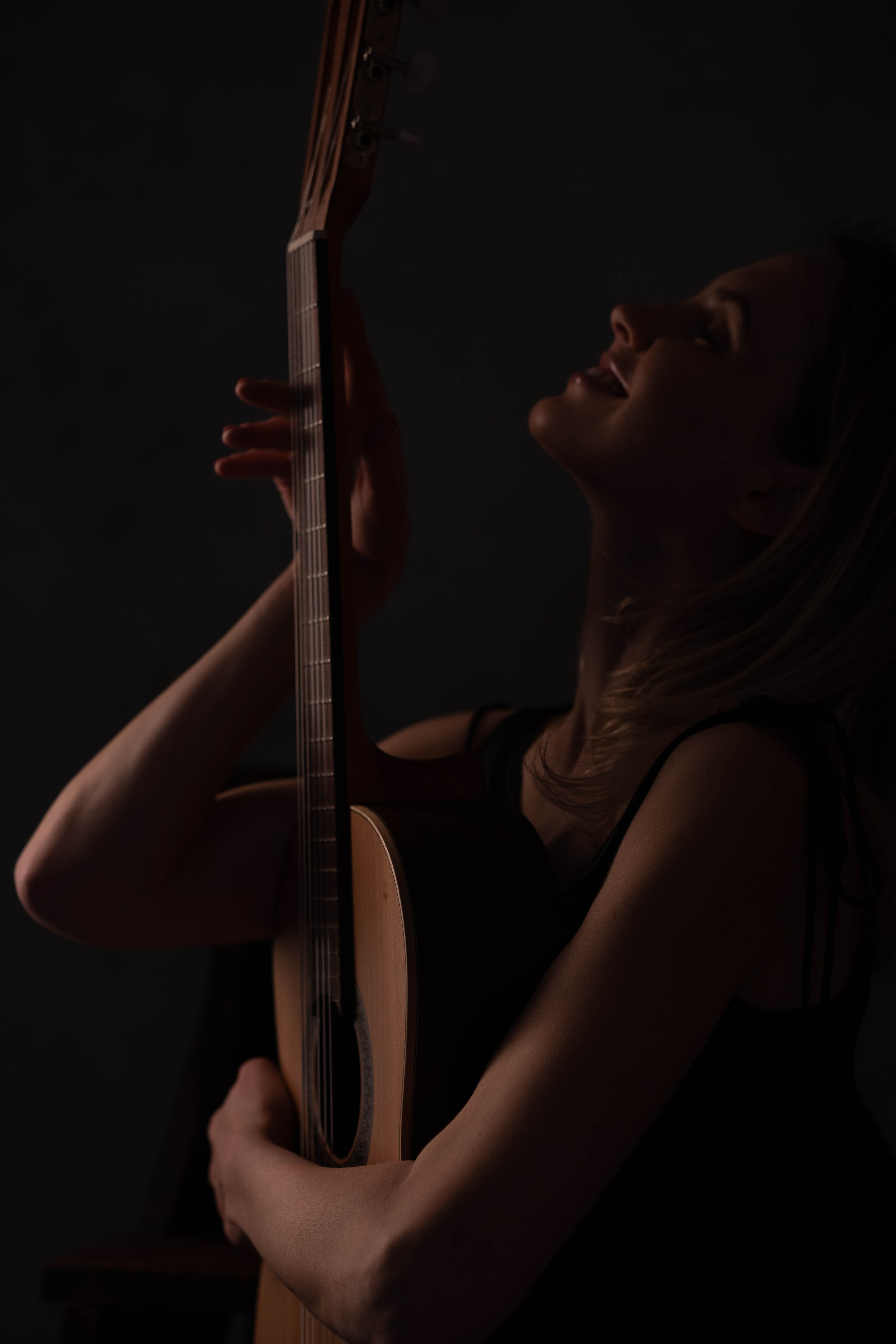 Студийная фотосъемка с гитарой. Фотограф в Праге Анастасия Широких