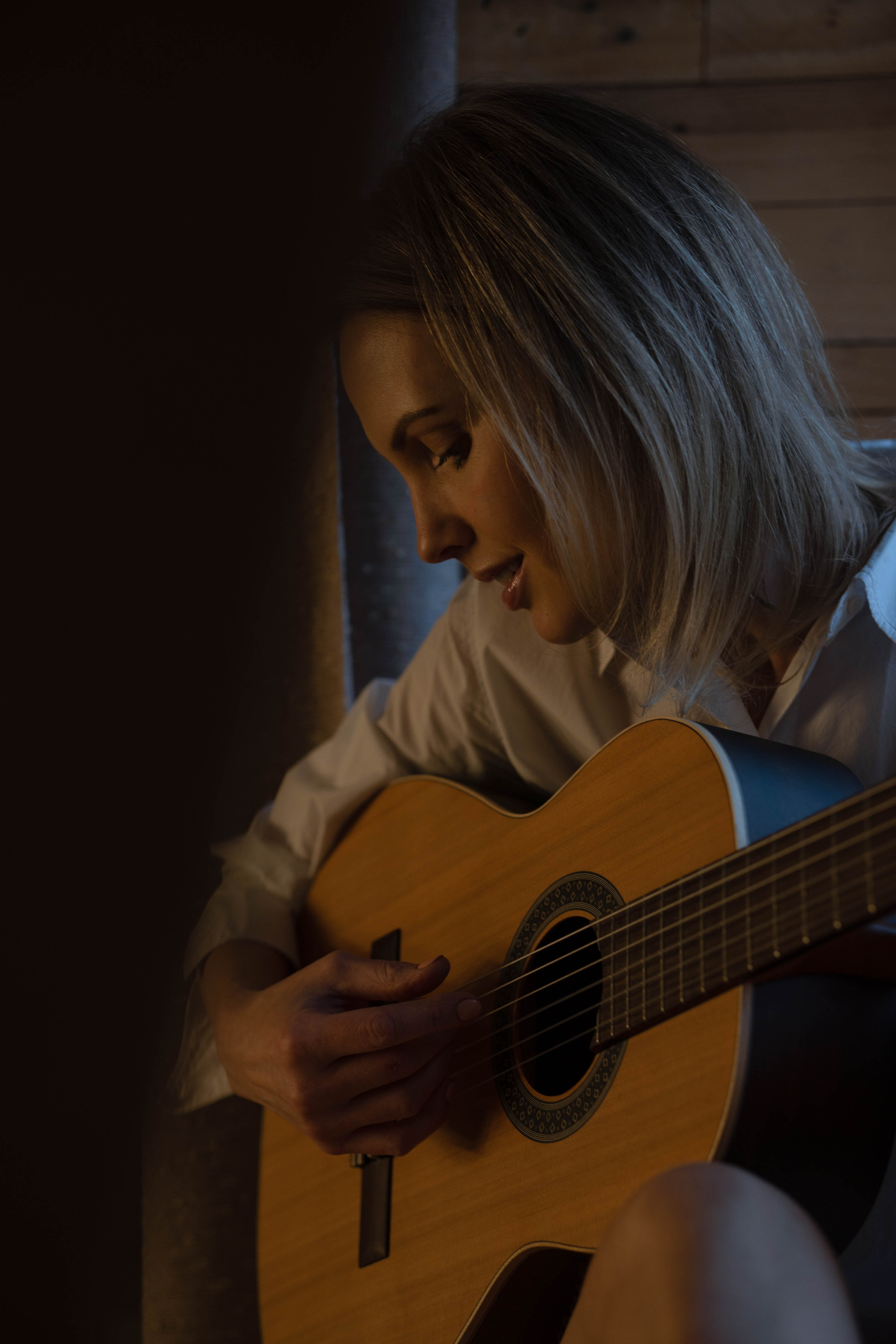 Студийная фотосъемка с гитарой. Фотограф в Праге Анастасия Широких