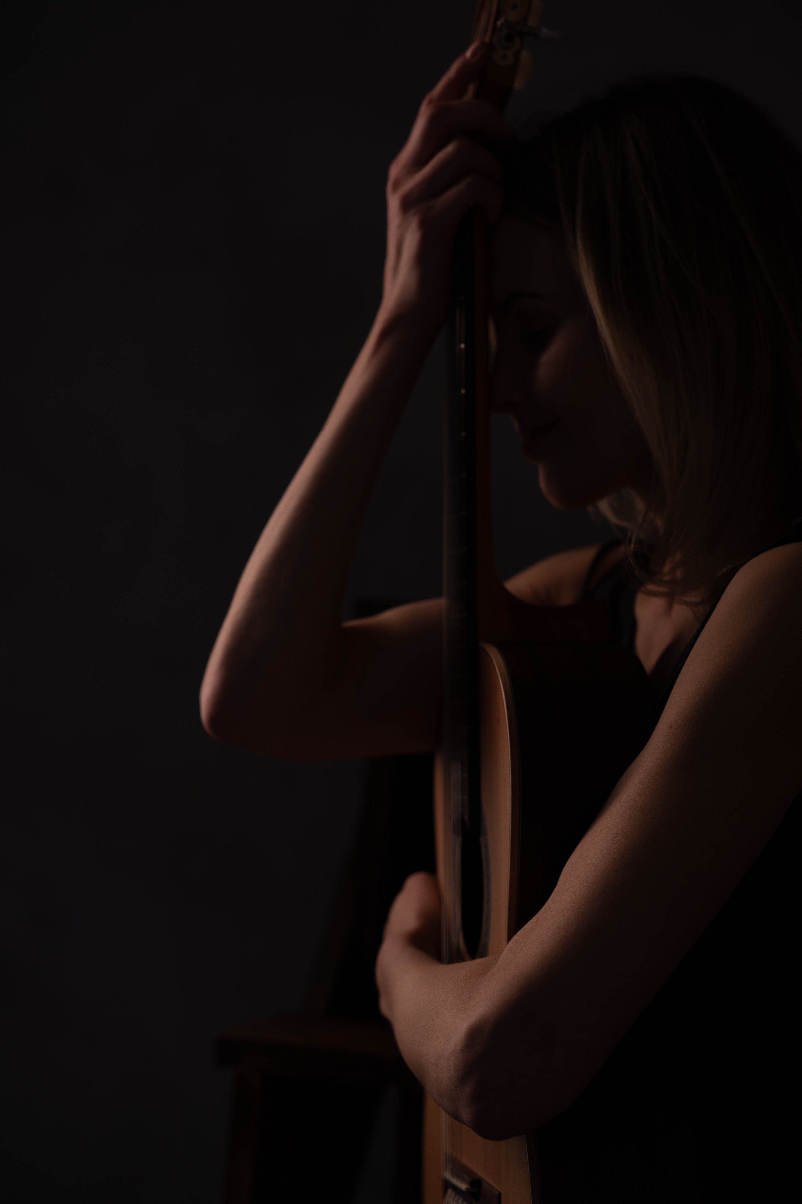 Студийная фотосъемка с гитарой. Фотограф в Праге Анастасия Широких