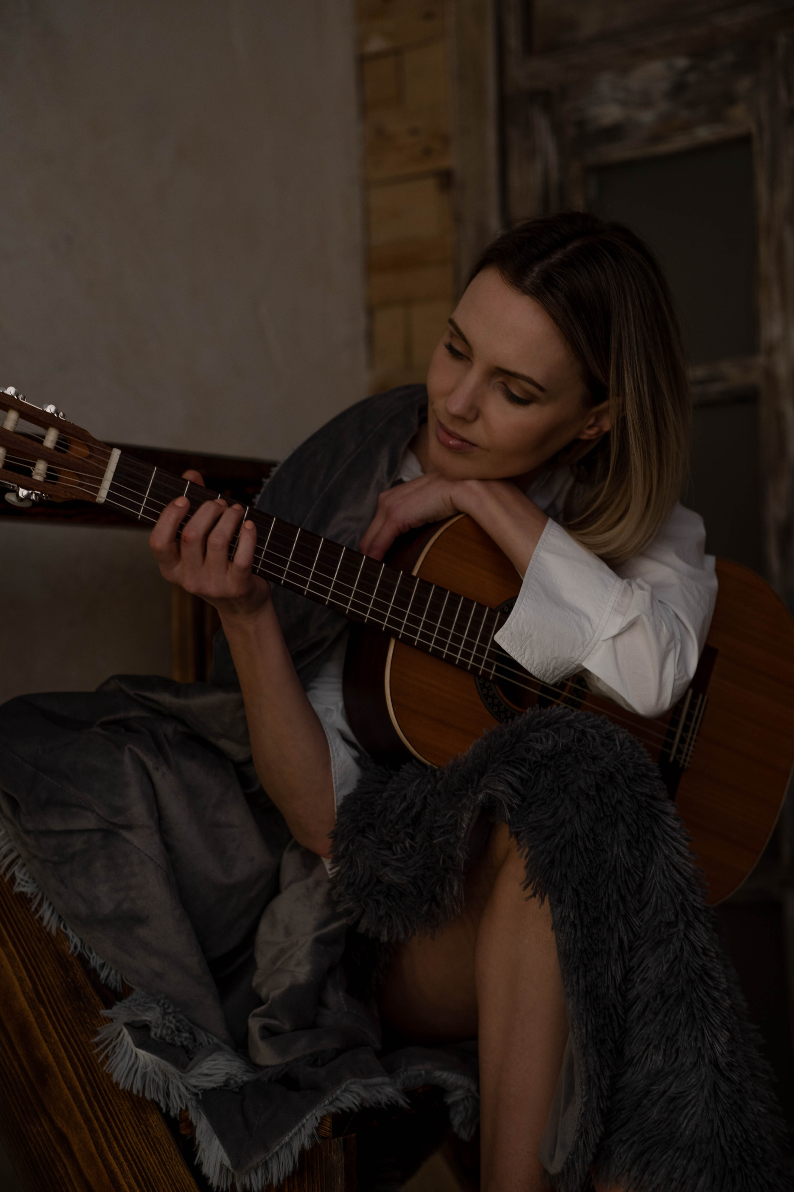 Студийная фотосъемка с гитарой. Фотограф в Праге Анастасия Широких