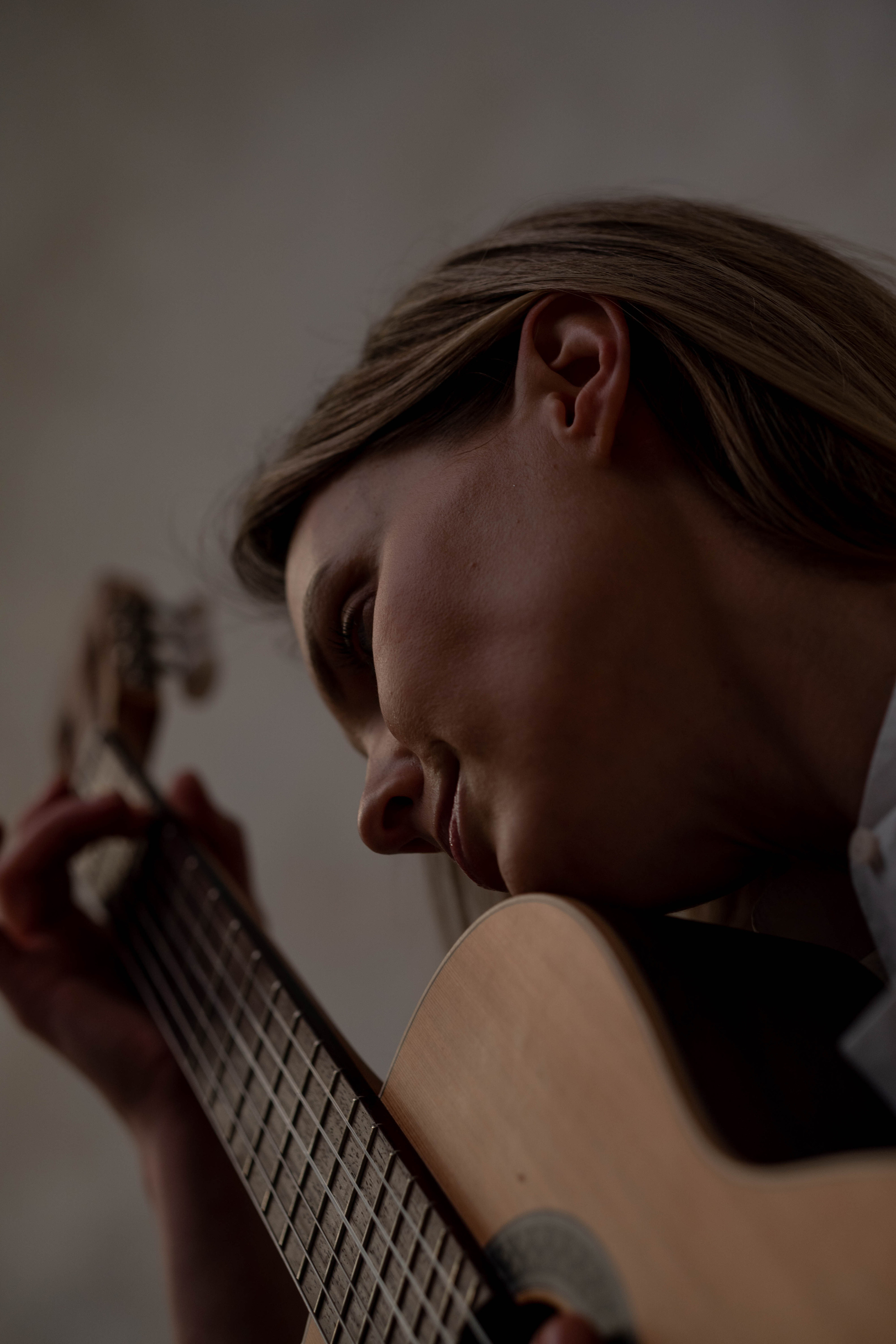 Студийная фотосъемка с гитарой. Фотограф в Праге Анастасия Широких