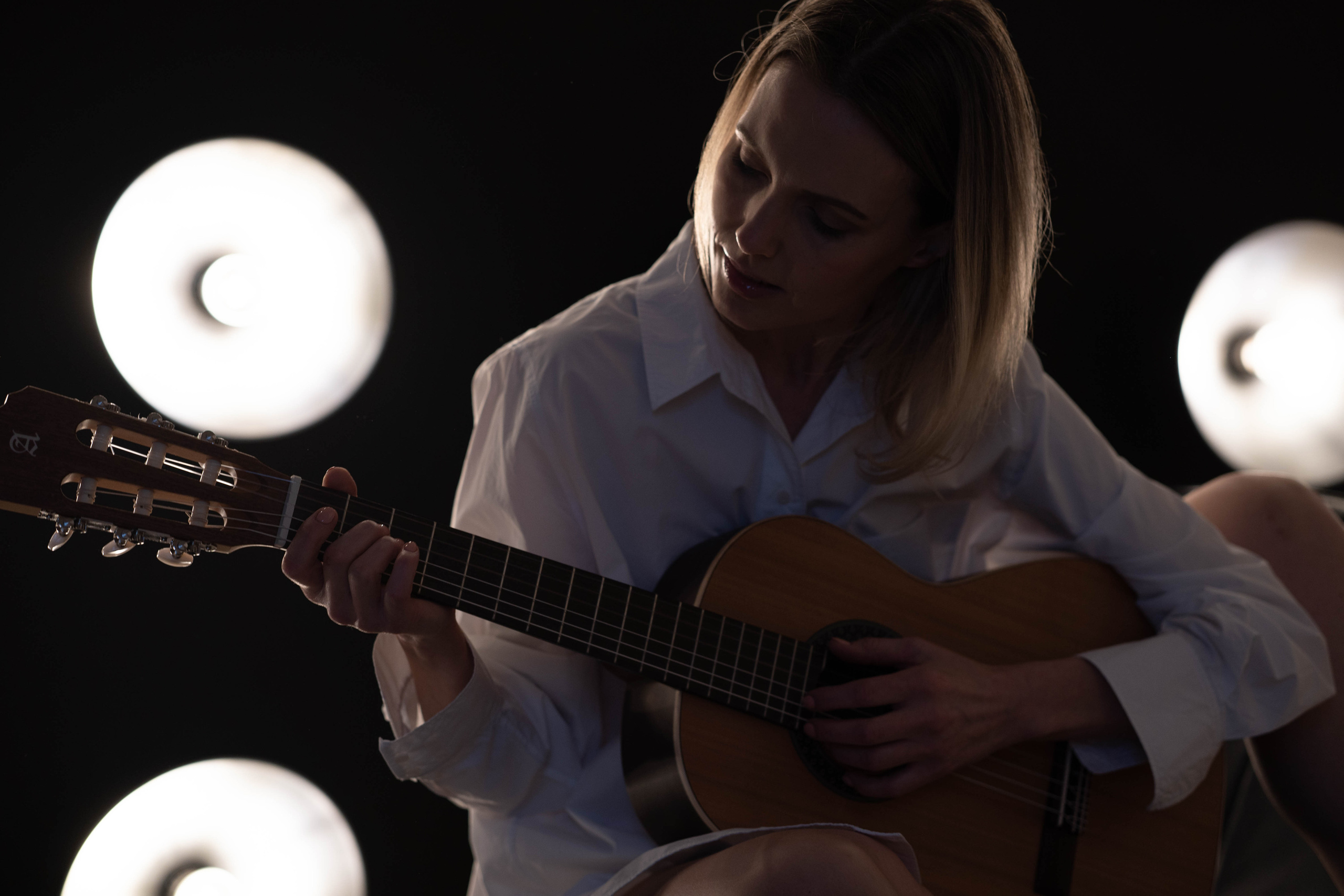 Студийная фотосъемка с гитарой. Фотограф в Праге Анастасия Широких