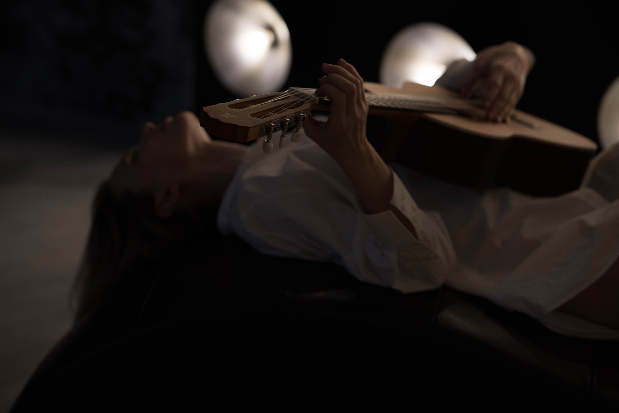 Студийная фотосъемка с гитарой. Фотограф в Праге Анастасия Широких