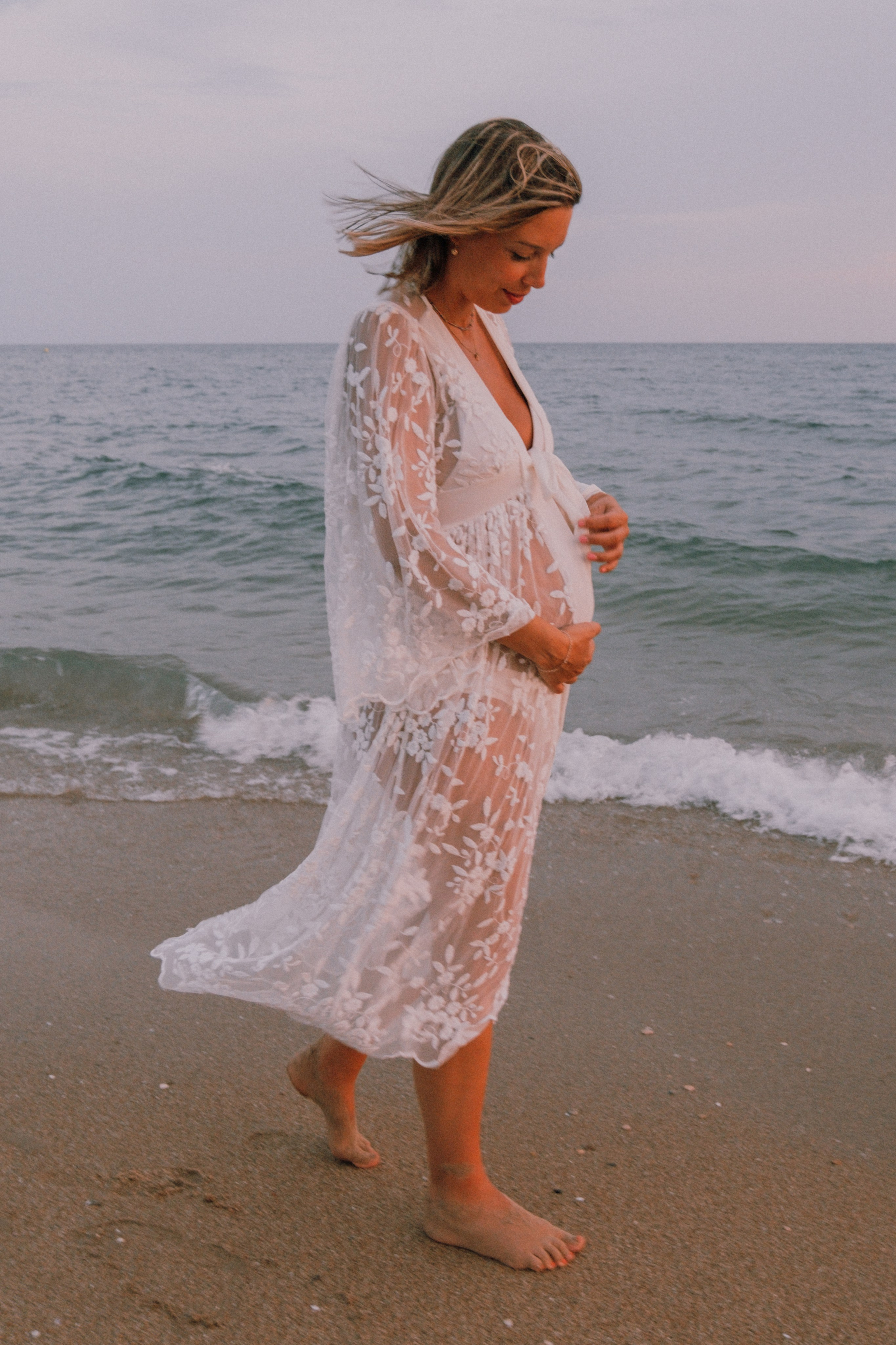Sesión embarazo en la playa. Fotografía profesional en Calafell - Elena Medvedeva