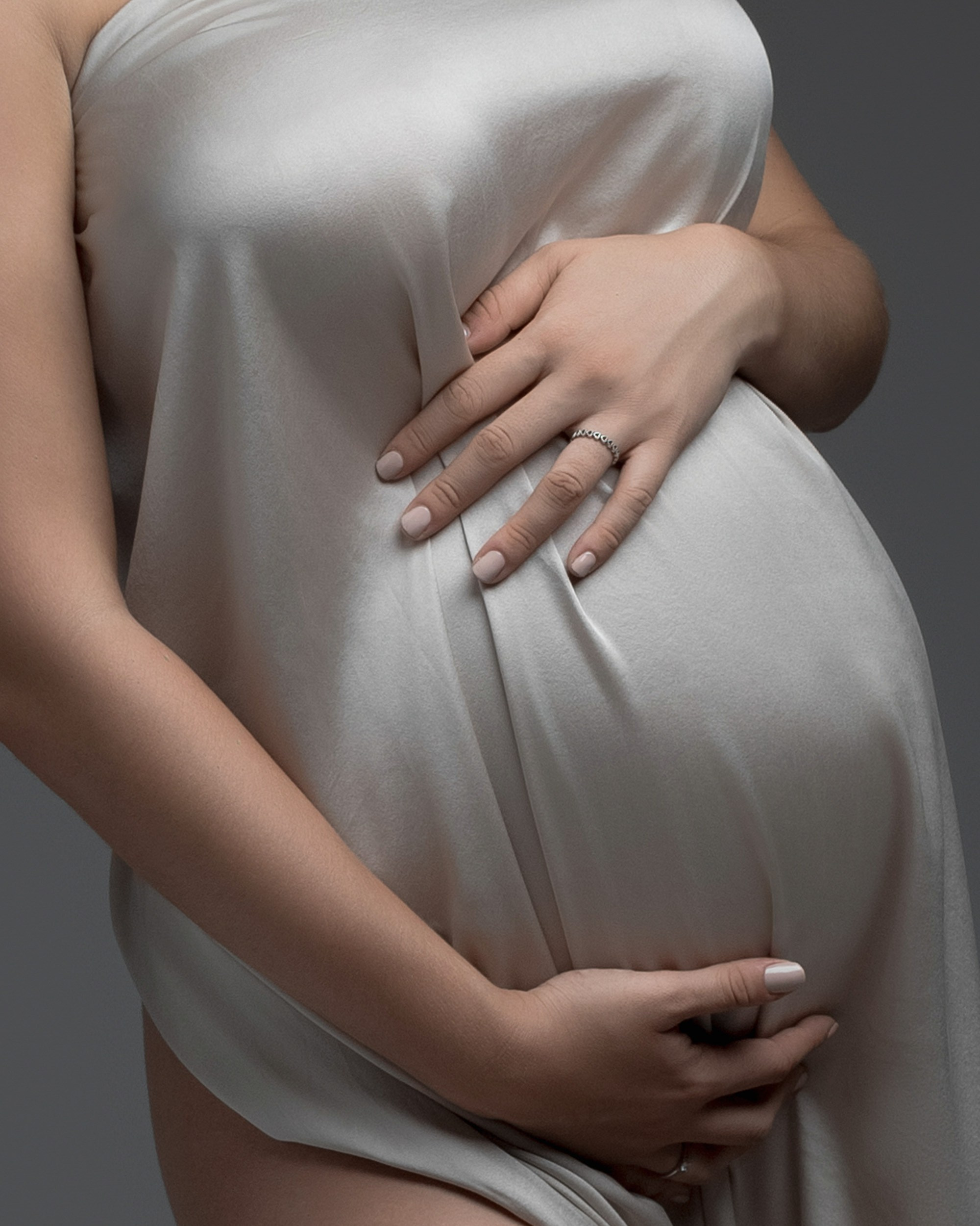 Sesiones de fotografía de Embarazo y Maternidad en Estudio y Exteriores , fotografía de Embarazo y Maternidad con pareja, Embarazo con vestido de tela