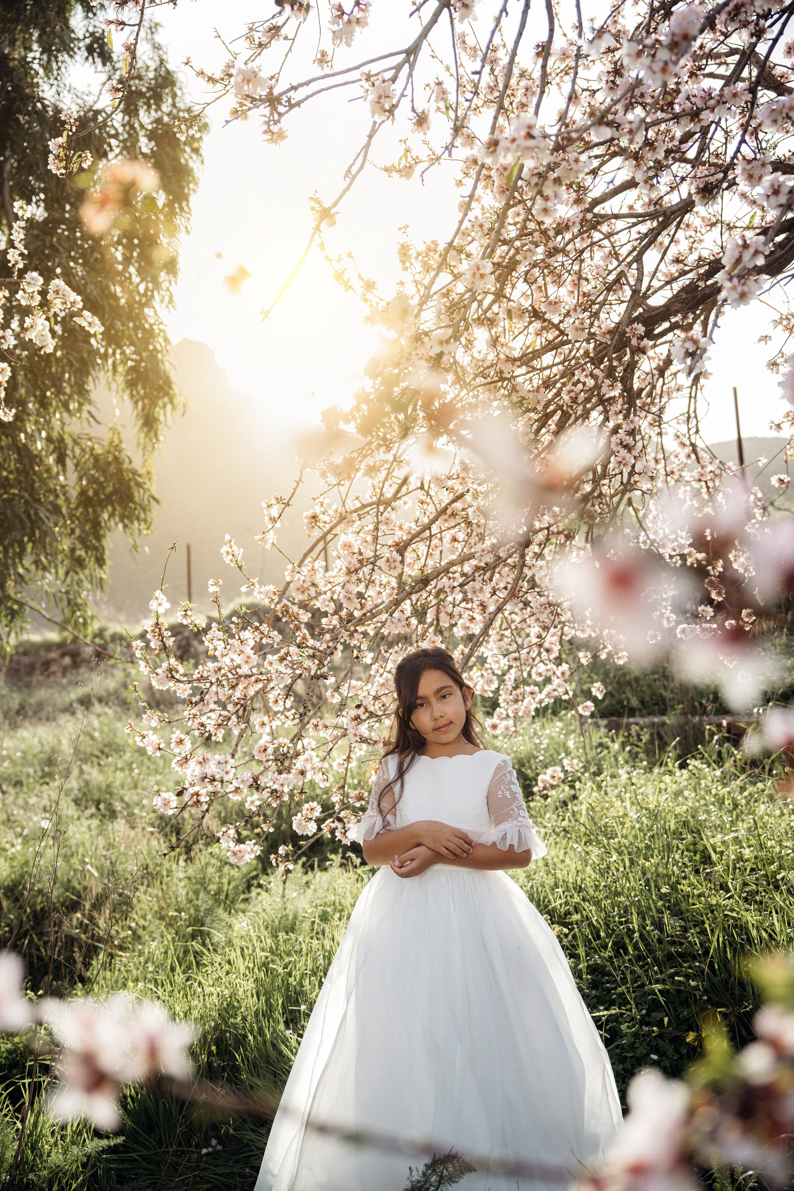 Fotos de comunión en Tenerife – Sesión con almendros en flor. Tania Bonnet | Fotógrafa profesional en Tenerife – Sesiones con vestidos voladores