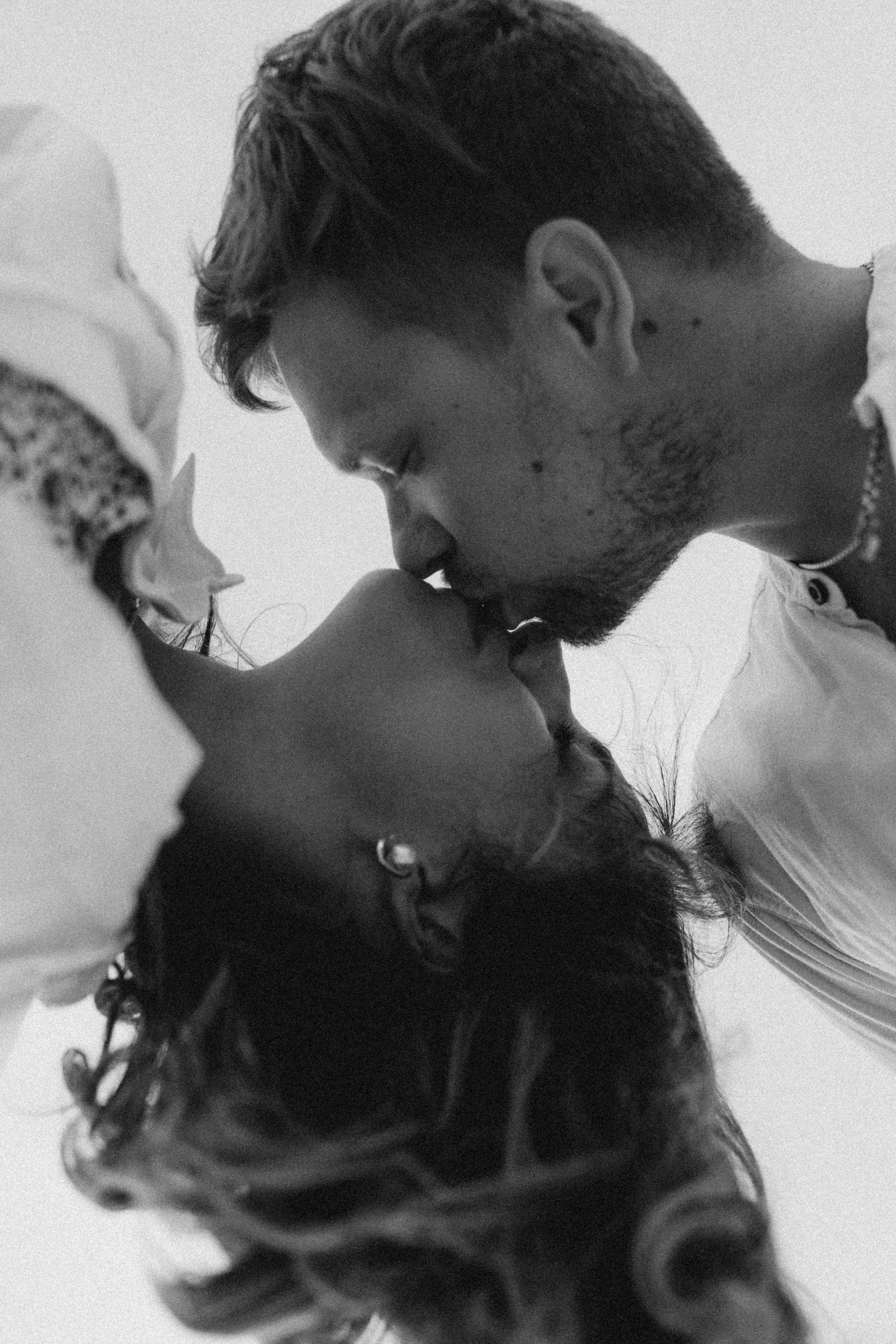 coppia che si bacia durante una sessione fotografica romantica in bianco e nero