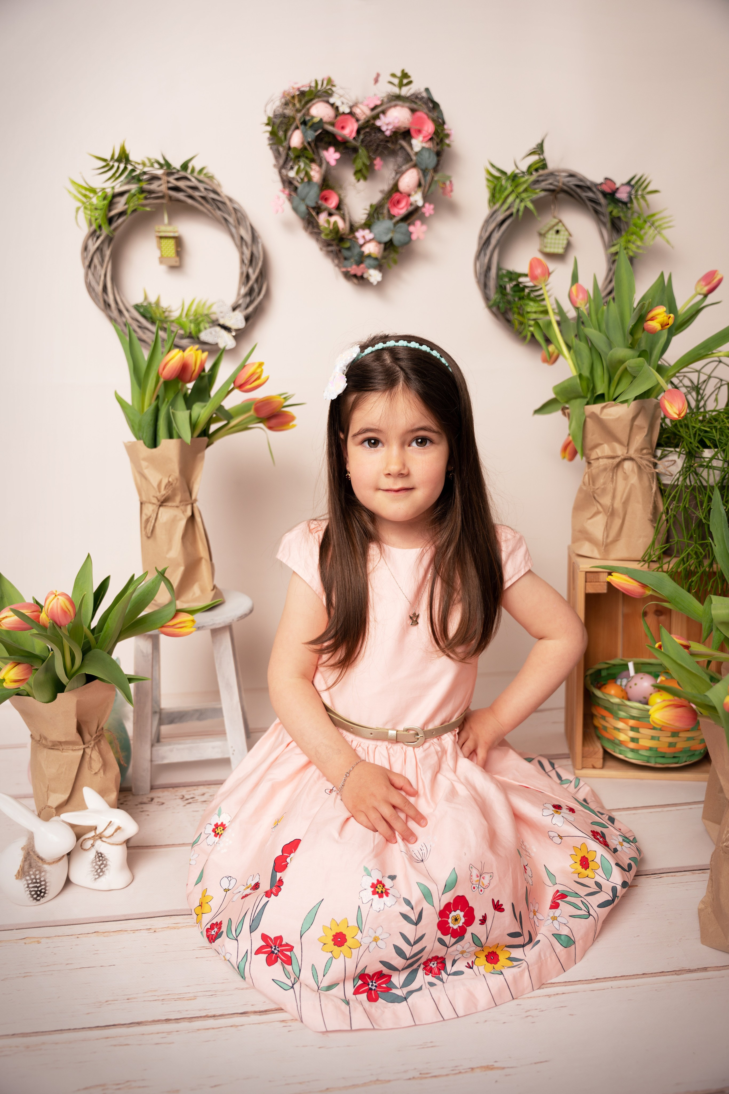 Blumenkränze und Tulpensträuße für Studiofotos