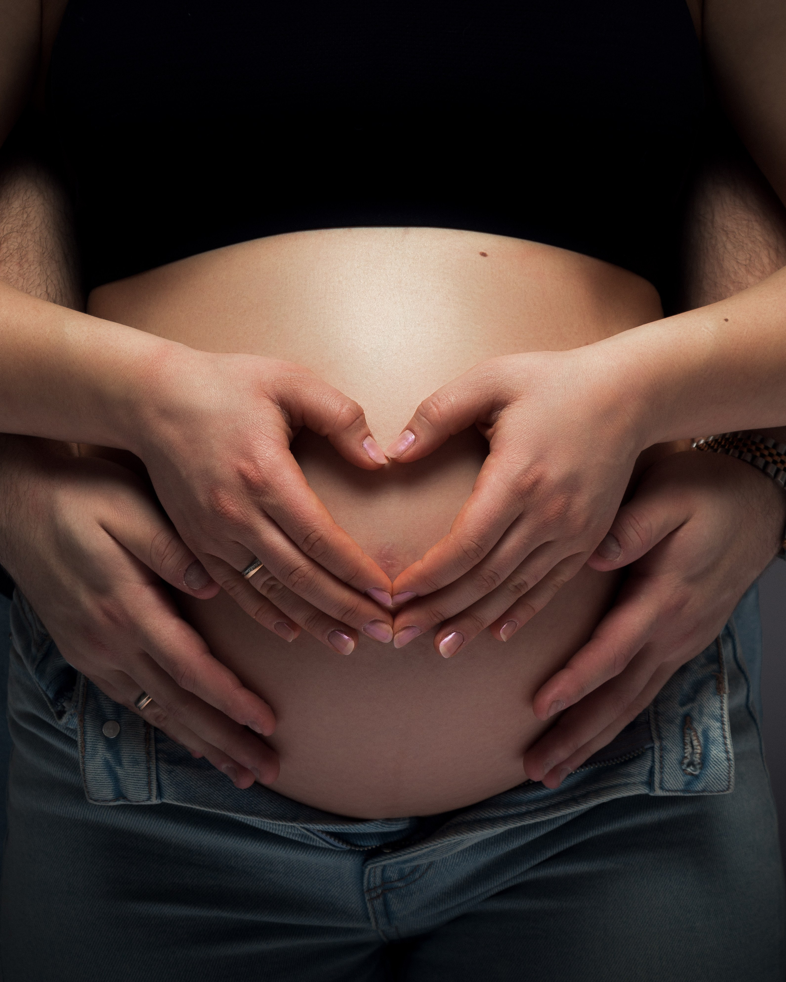 Stille, kraftvolle Szene – Nicole und ihr Partner als Symbol der werdenden Weiblichkeit