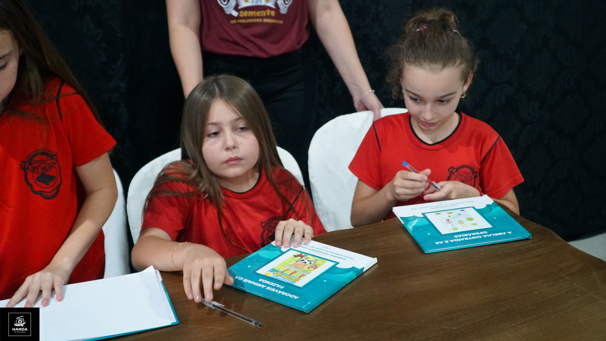 Noite autógrafos colégio Aurélio Buarque de Holanda. Handa Produções