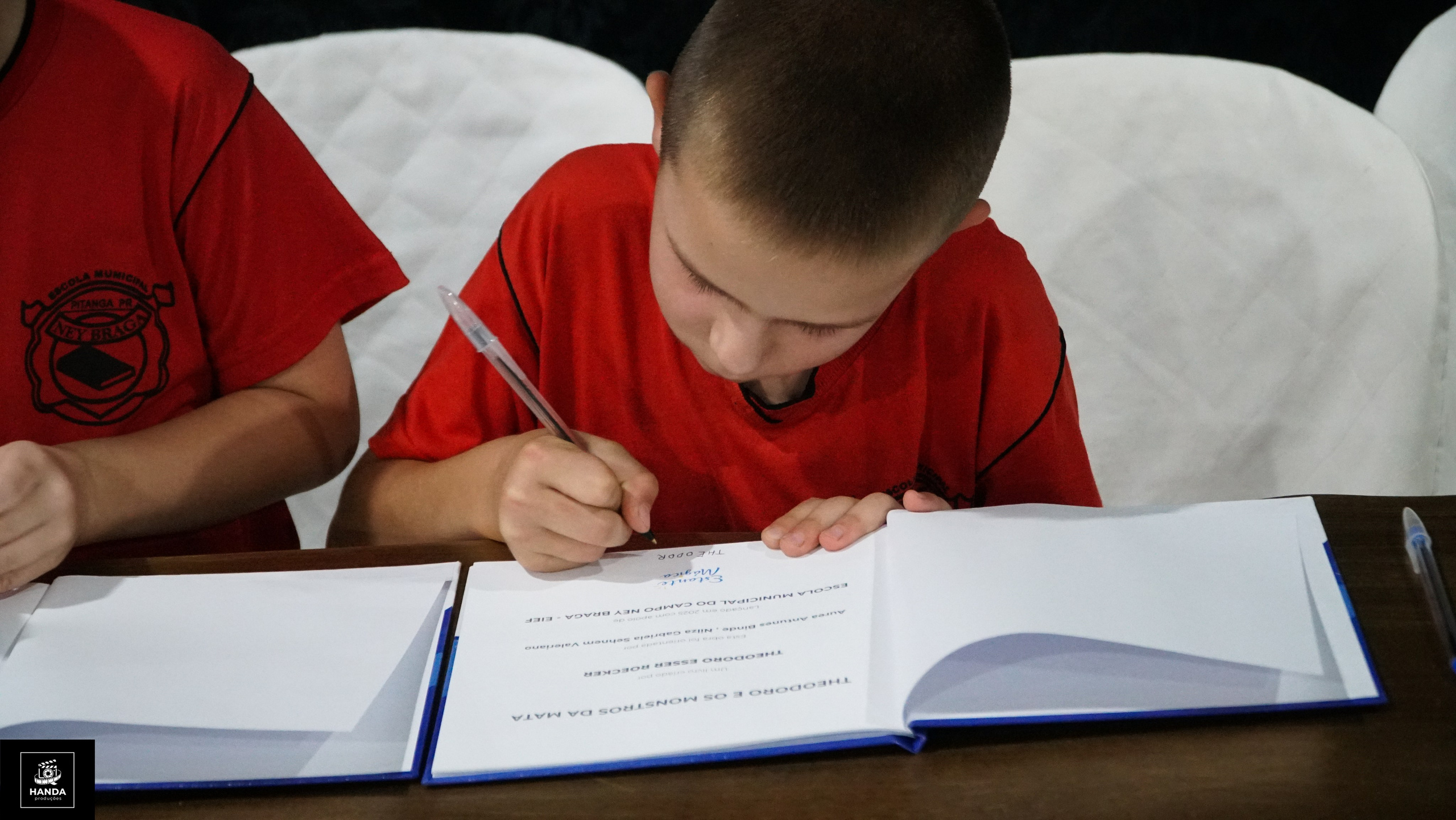 Noite autógrafos colégio Aurélio Buarque de Holanda. Handa Produções
