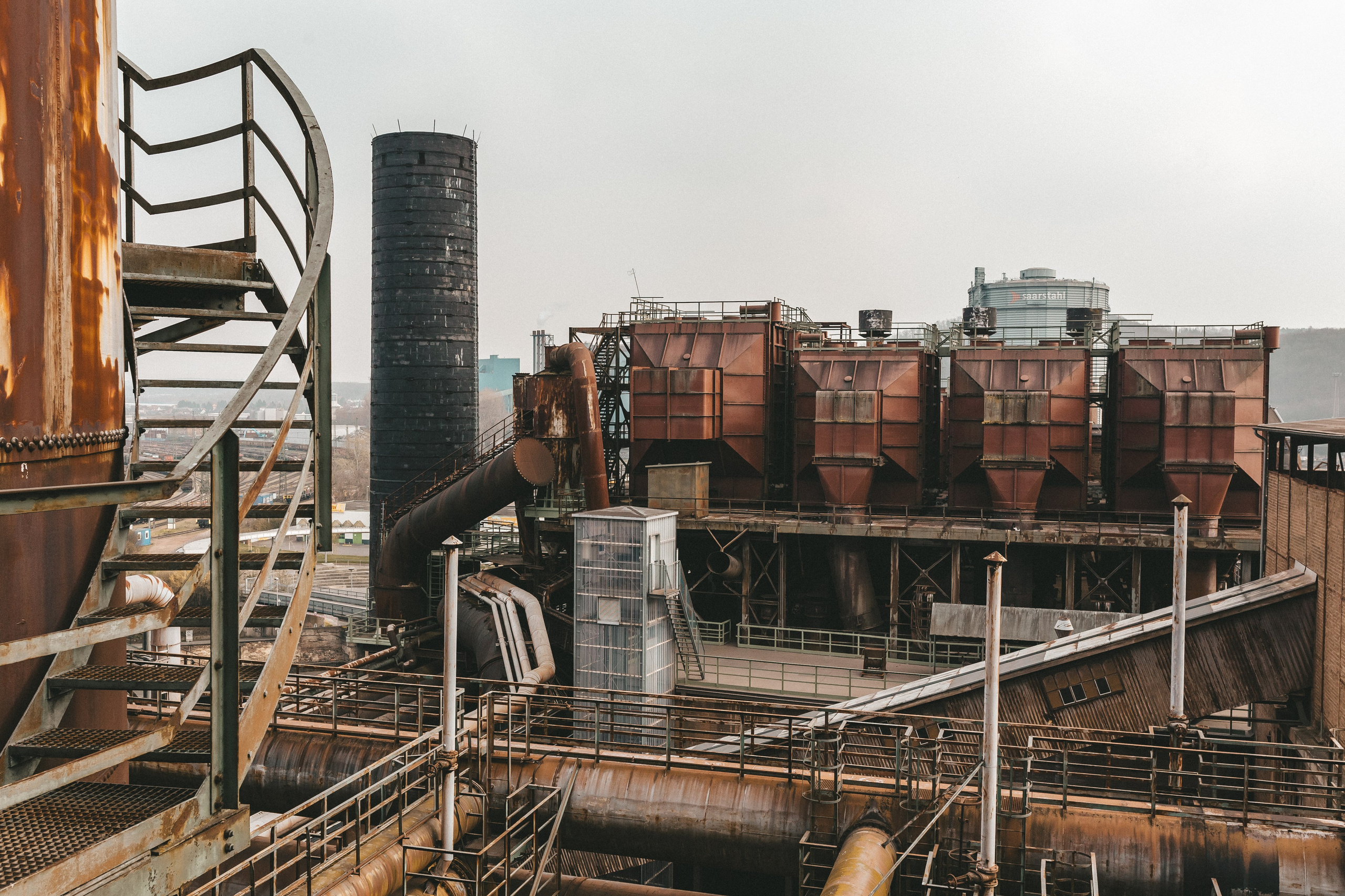 Общий вид на промышленный комплекс Фёльклингер Хютте (Völklinger Hütte) — объект наследия ЮНЕСКО в Саарланде, Германия