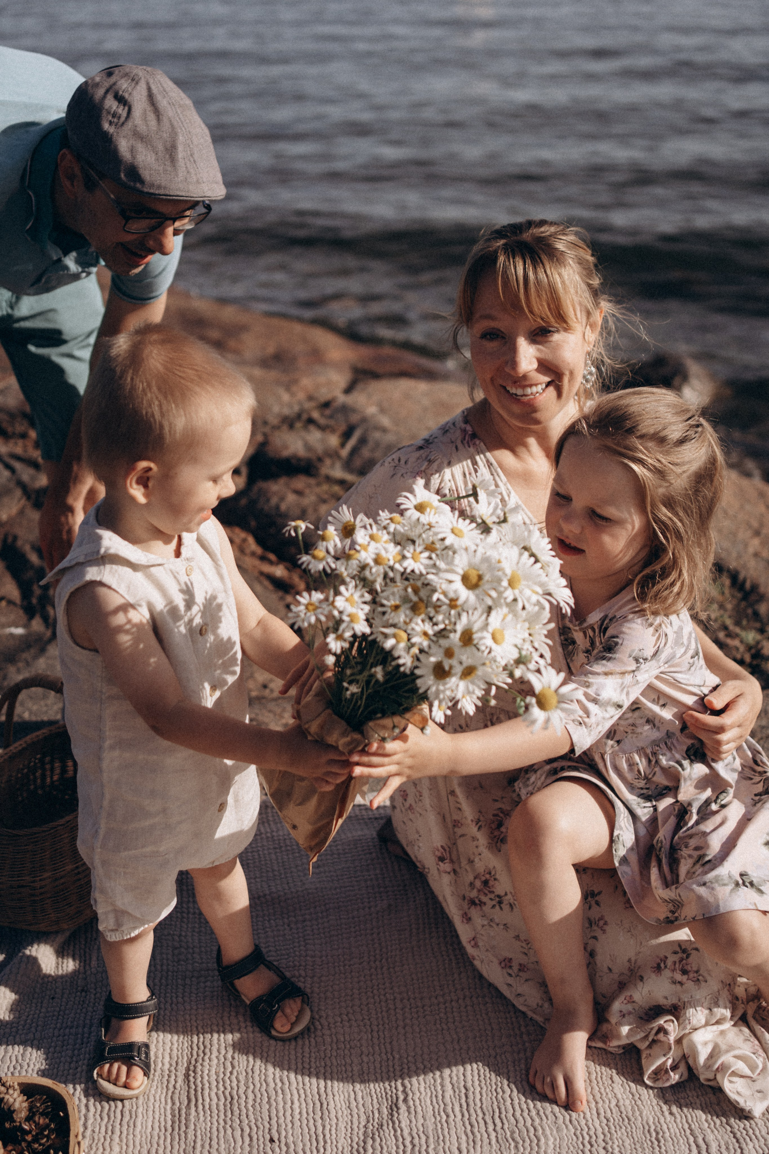 Sunny day on the cliffs. Family photographer in Helsinki, Victoria Guadagno