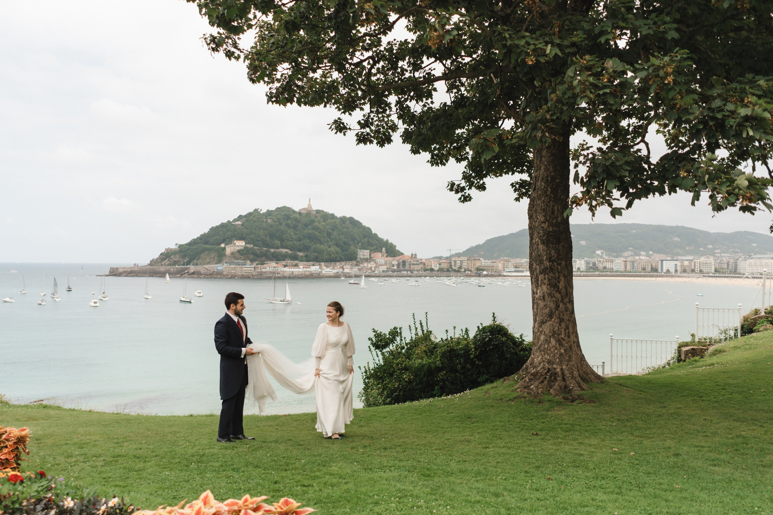 Elegancia y alegría familiar. Boda de Andrés y Lucía en San Sebastián. Holigood foto y video reportaje de bodas en San Sebastián y Europa