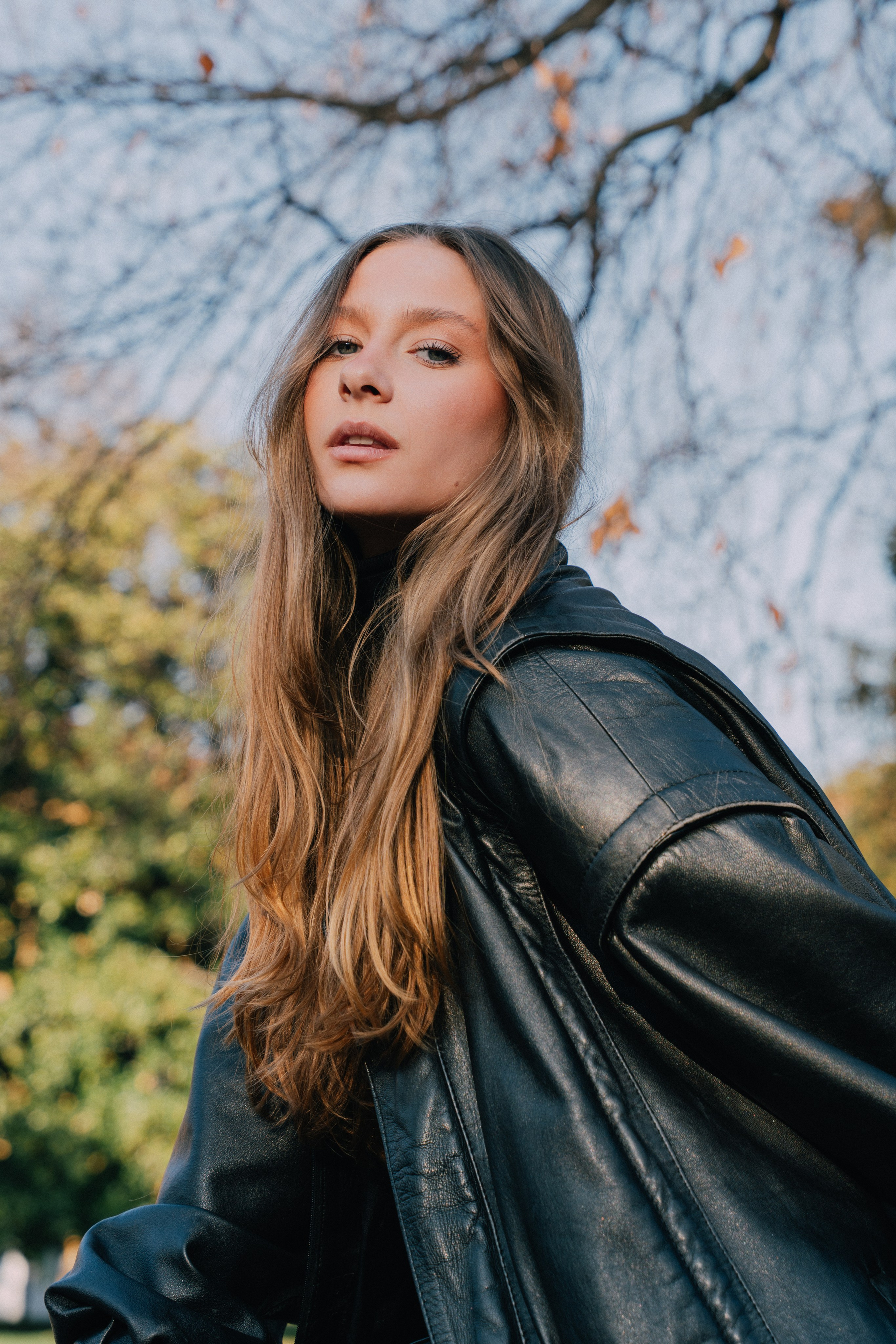 девушка на фотосессии в центре Милана весной 