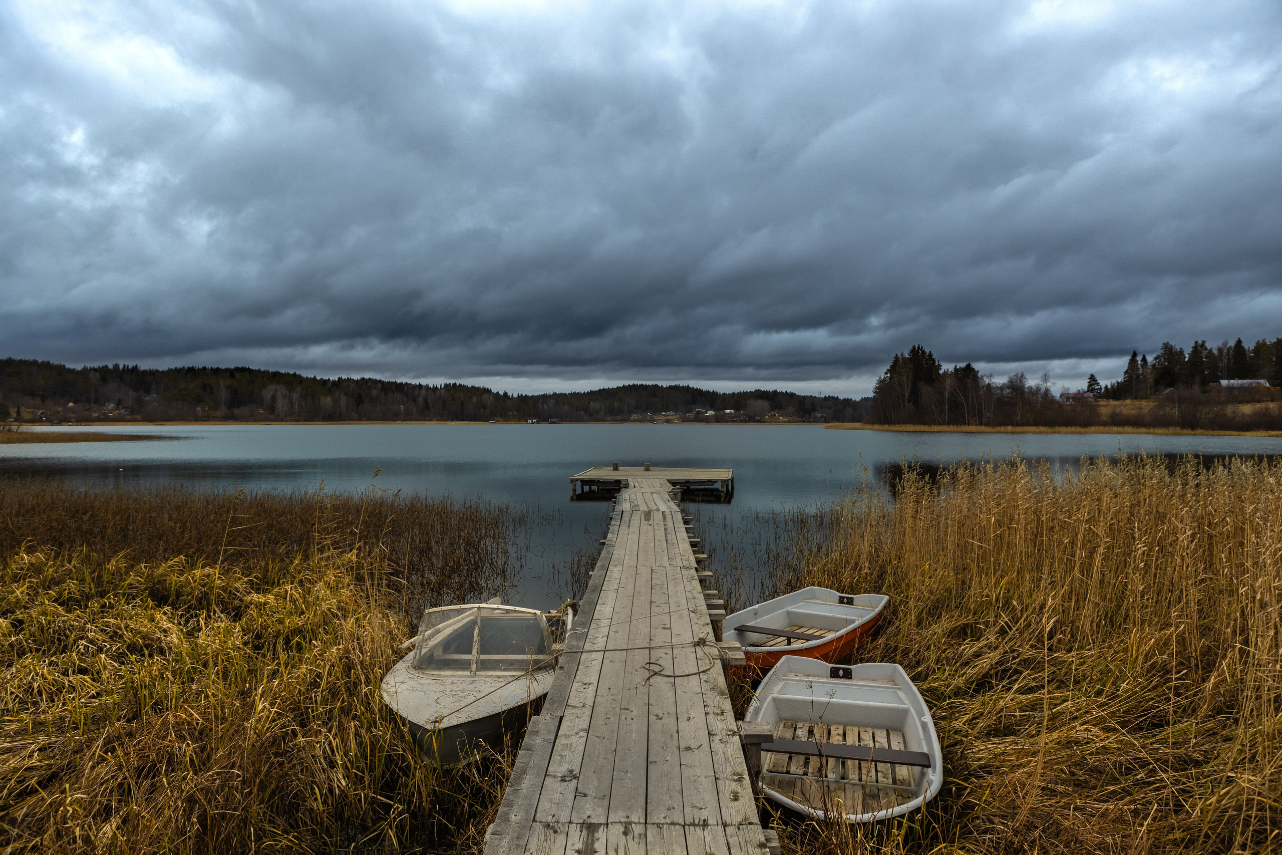  Лодки у причала на Ладожском озере, Карелия, Россия. Пейзажная фотография Юрия Меркулова. Фото для интерьера. Возможна печать на большом формате. Пейзаж. Ландшафт.