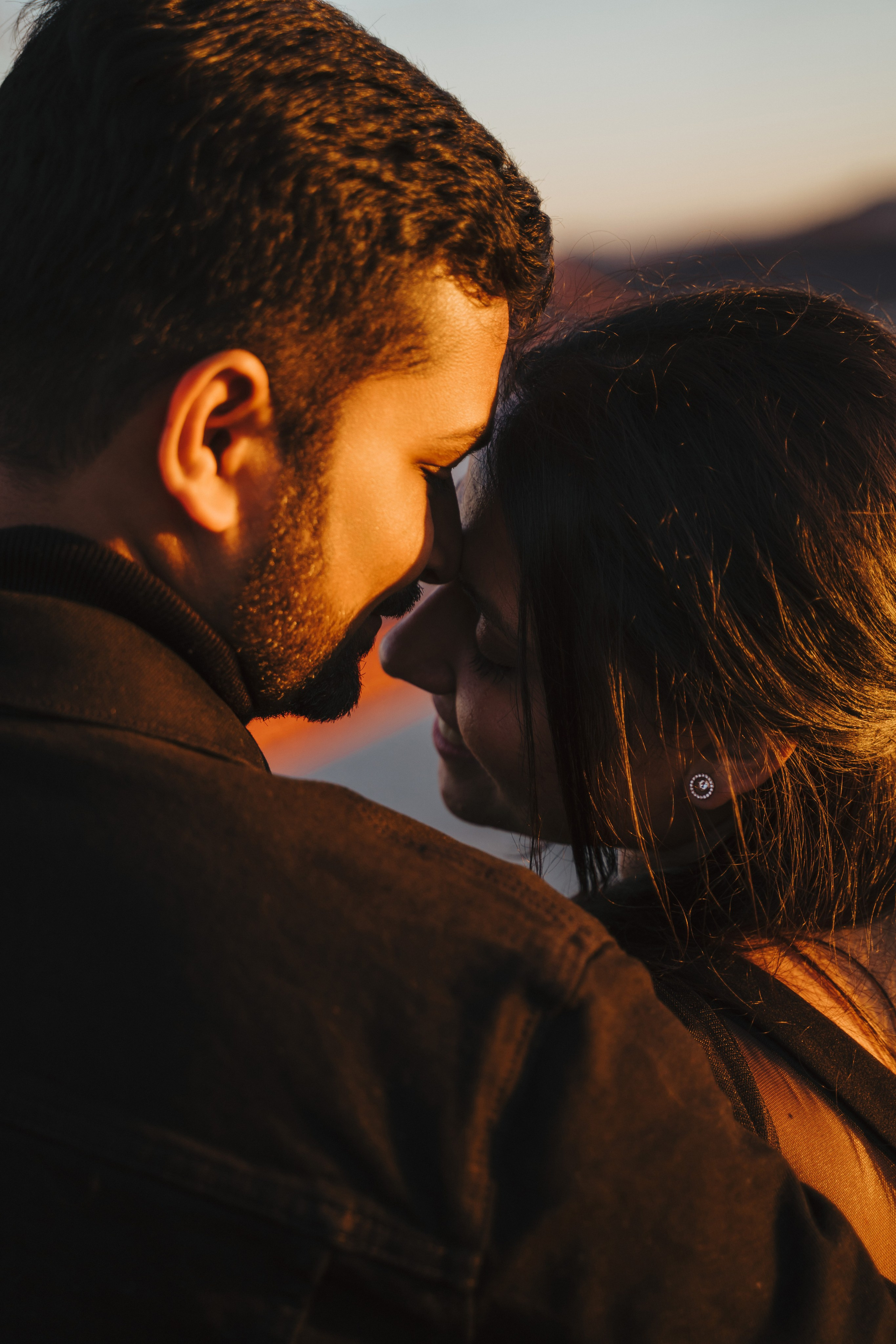 Proposal.  Overlooking the golden San Franisco Bridge sunset with a couple. Photographer Video. 