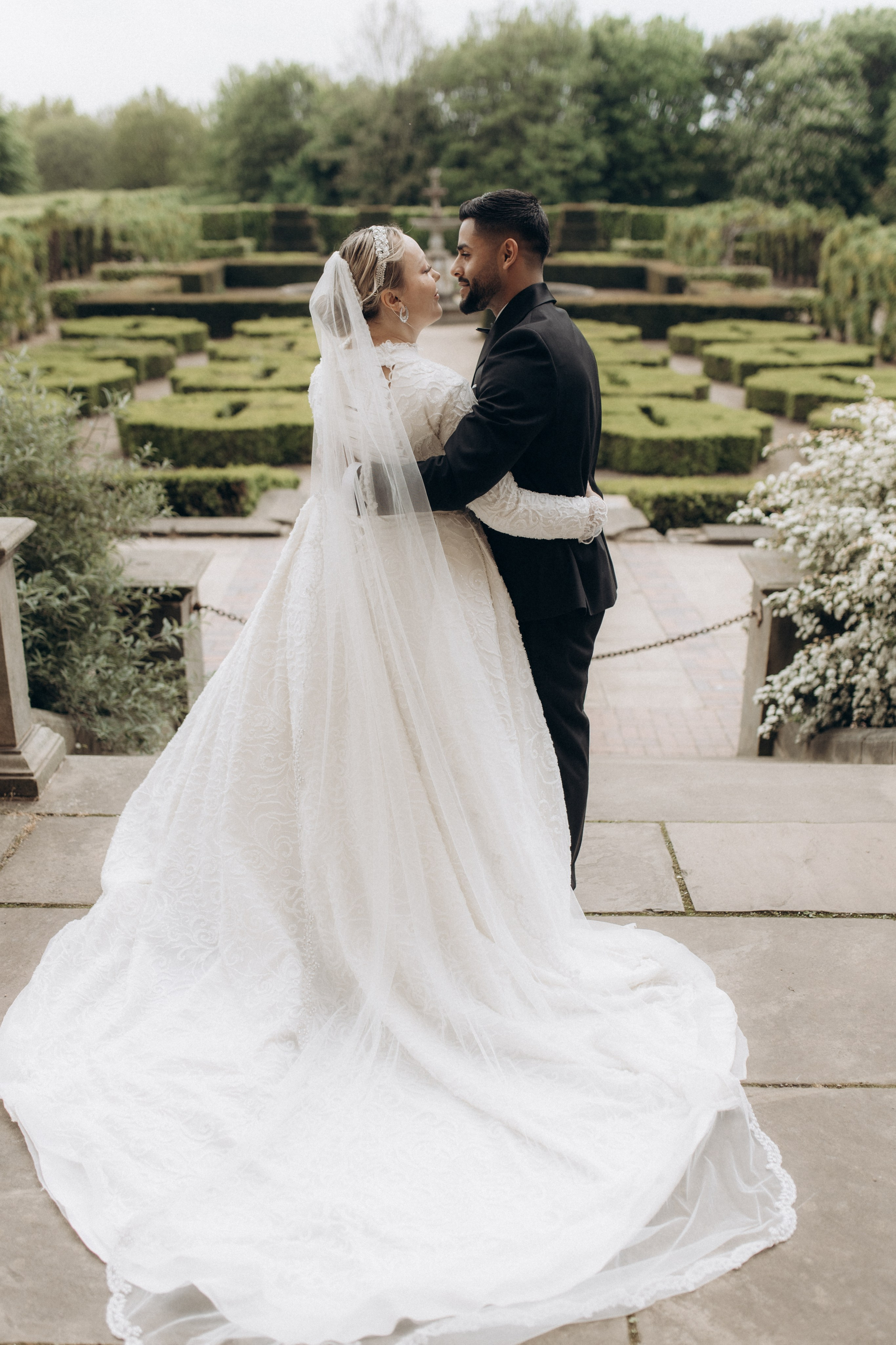 Love in the Garden. Wedding and Portrait Photographer Evie Moon