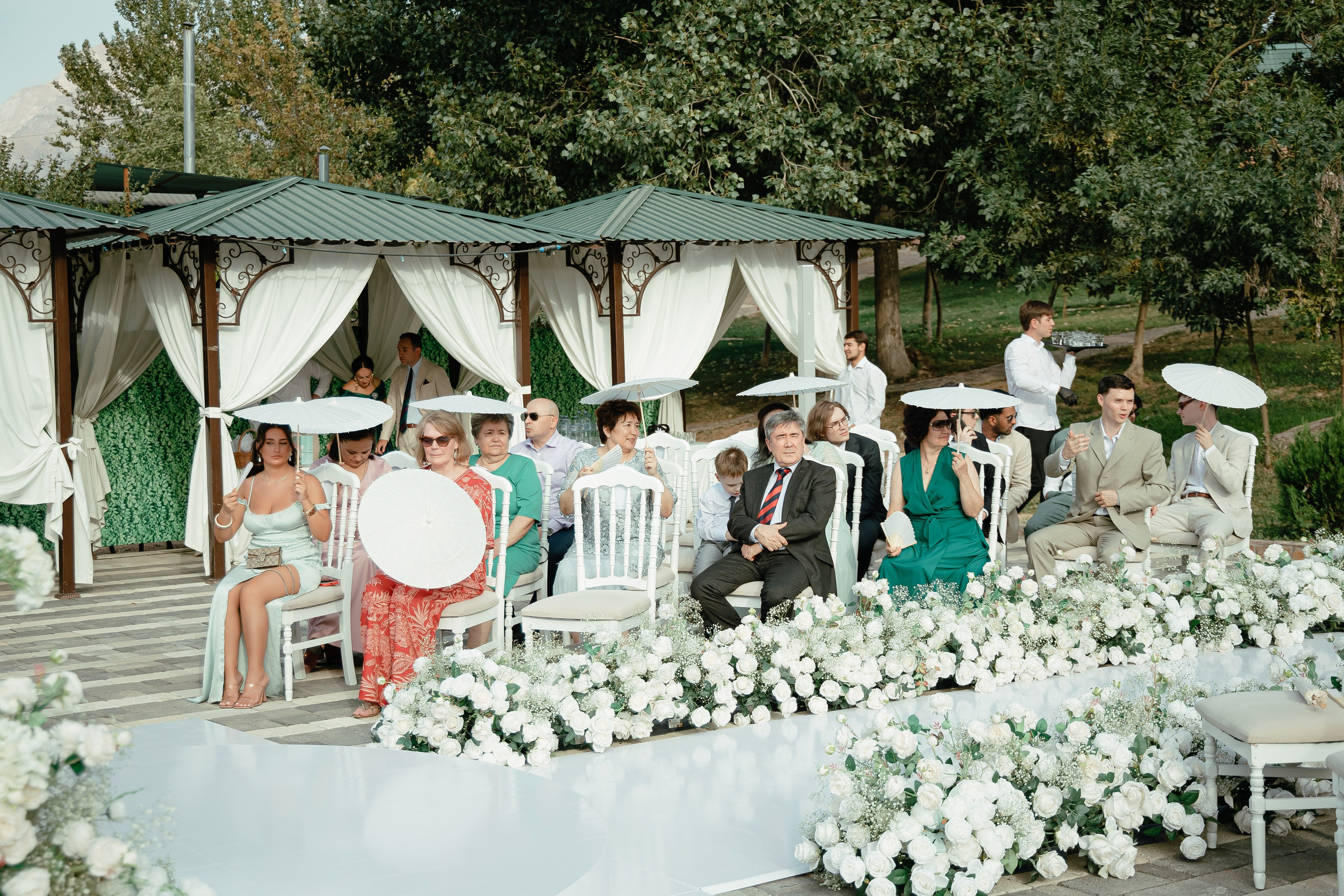 Thomas & Suyumbika. Главная