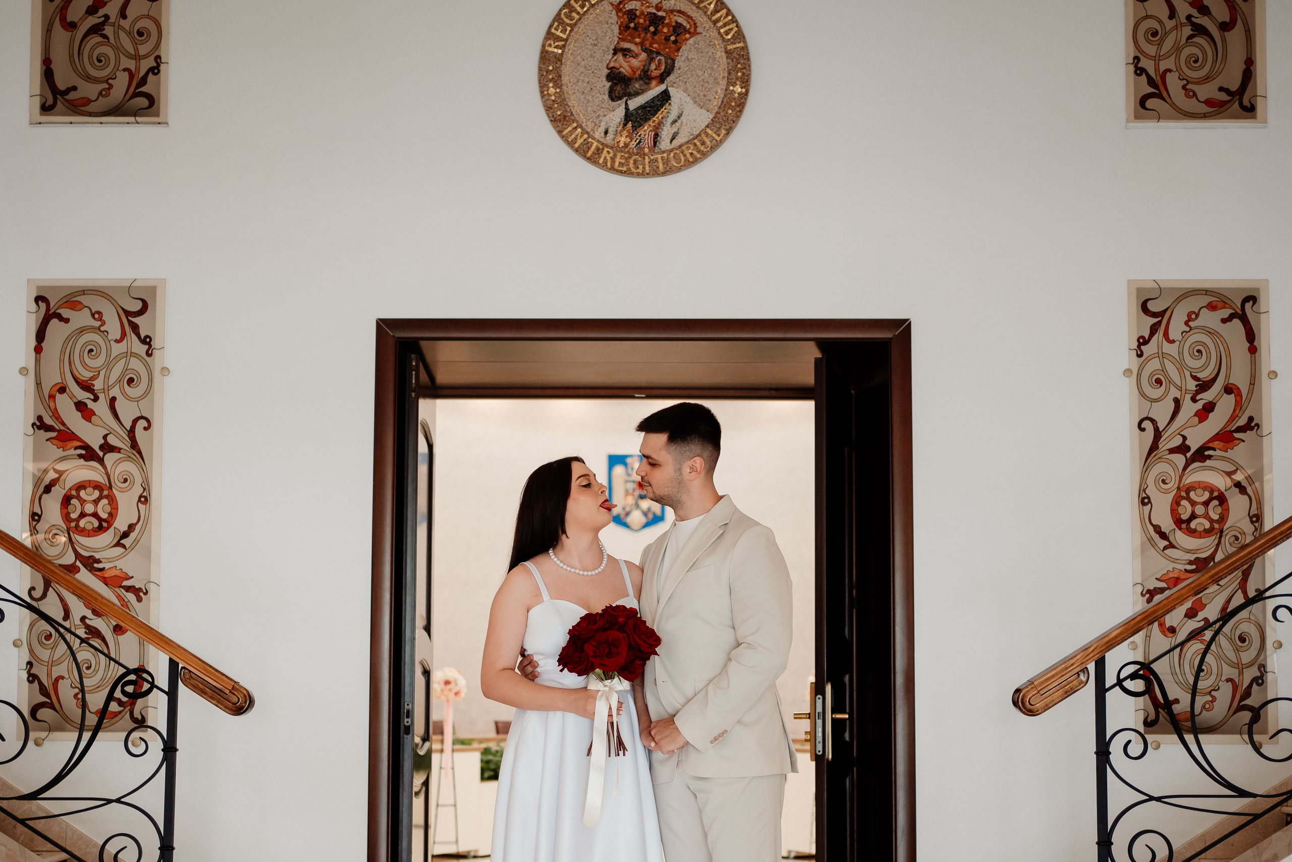 Miri fericiți în fața oficiului stării civile din Ilfov, celebrând începutul unei noi vieți împreună. Fotografie de cununie civilă, capturând naturalețea și bucuria momentului special.