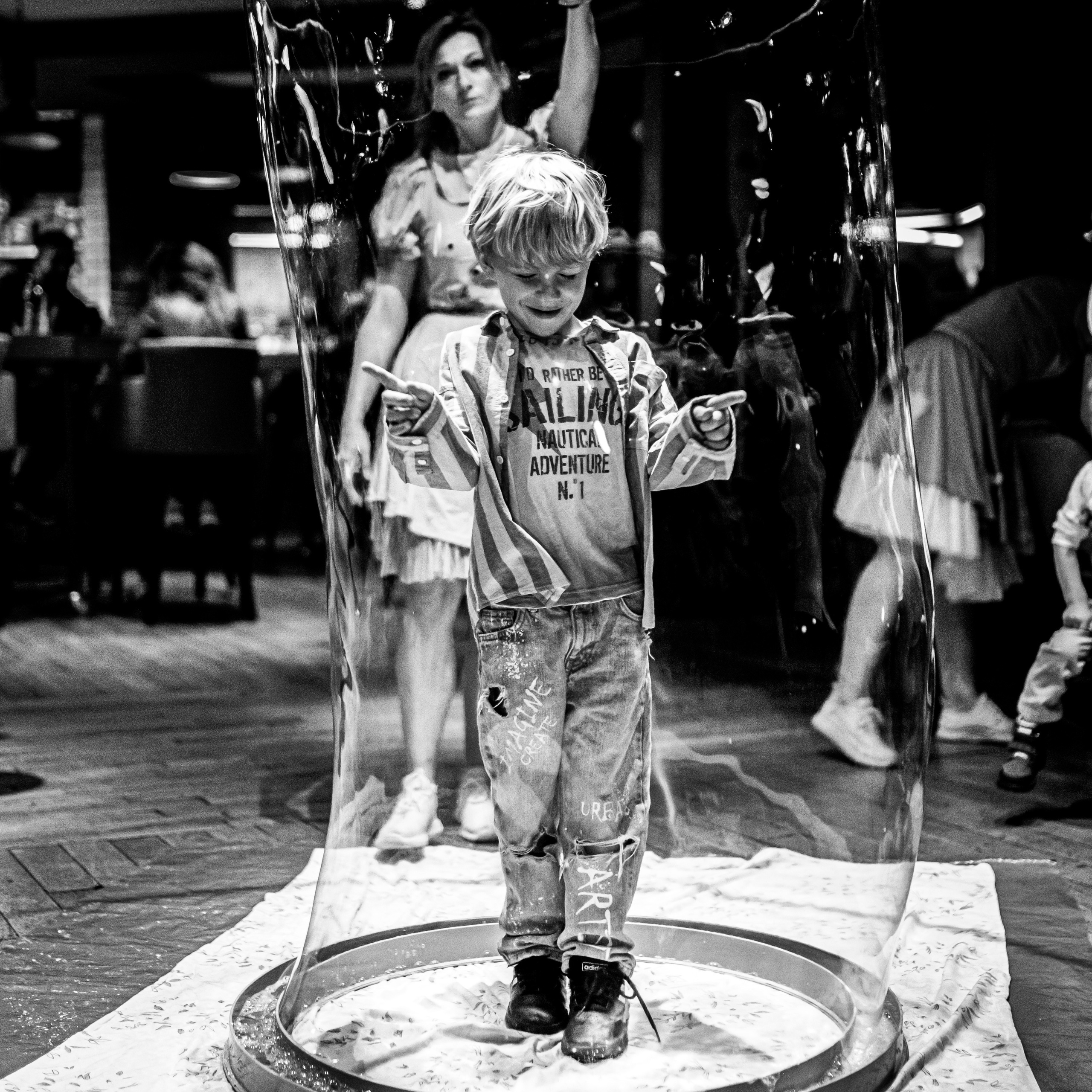 crno-bela fotografija dečaka u vodenom mehuru