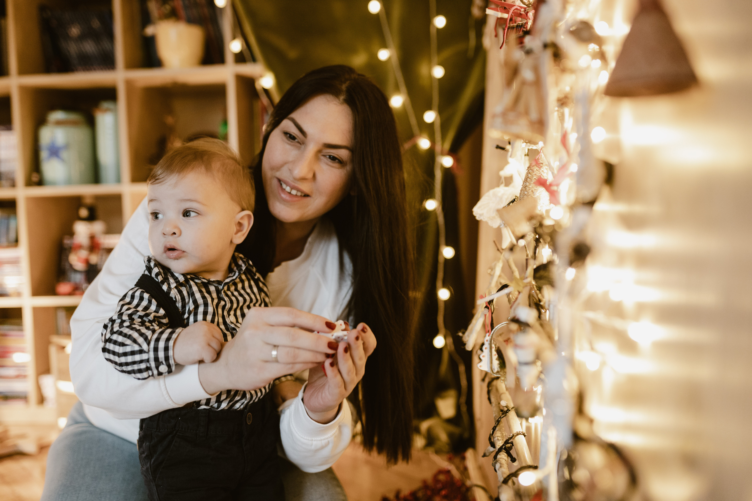 Studijsko novogodišnje fotografisanje sa prazničnim dekoracijama