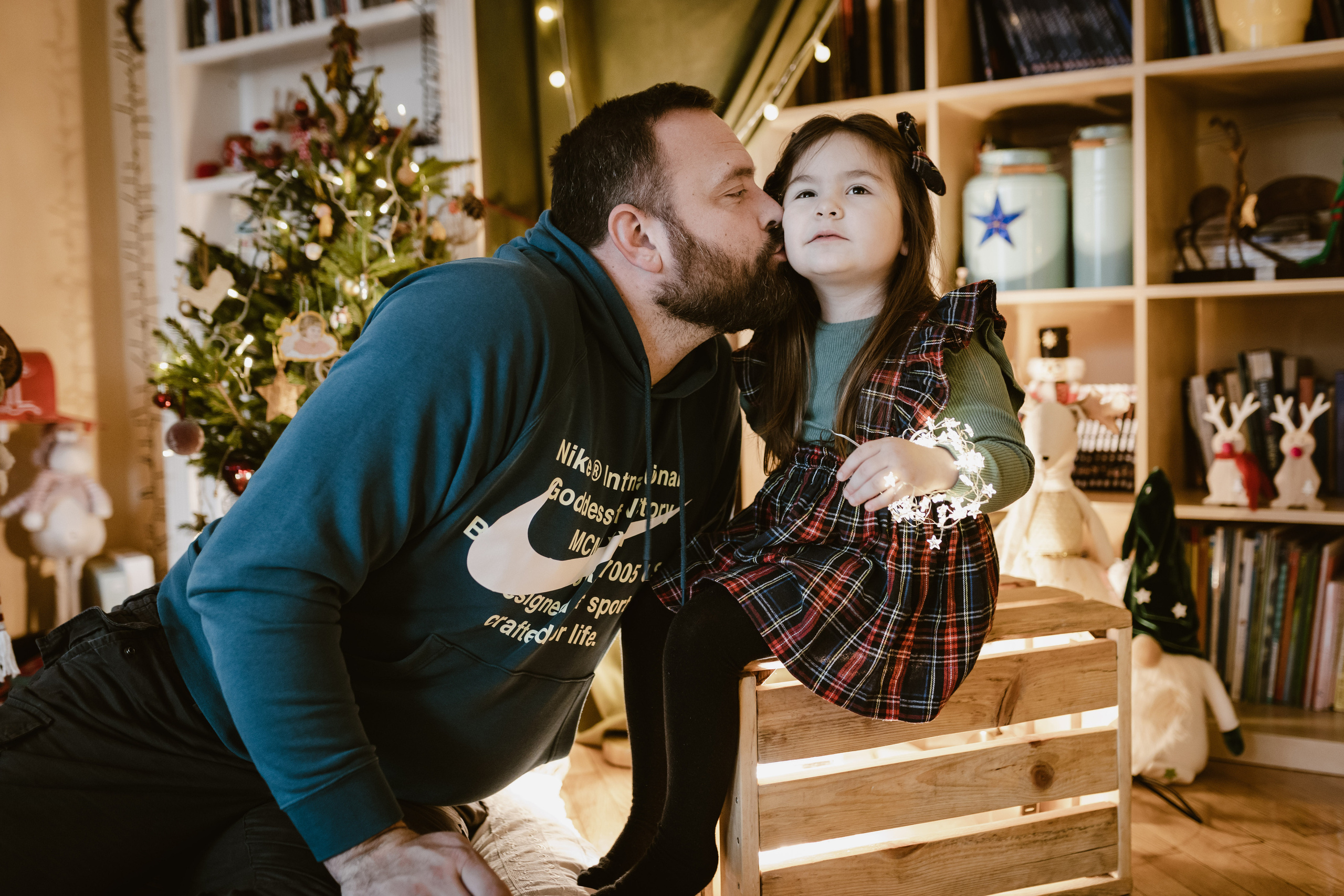 Porodična slika sa novogodišnjim dekoracijama u studiju.