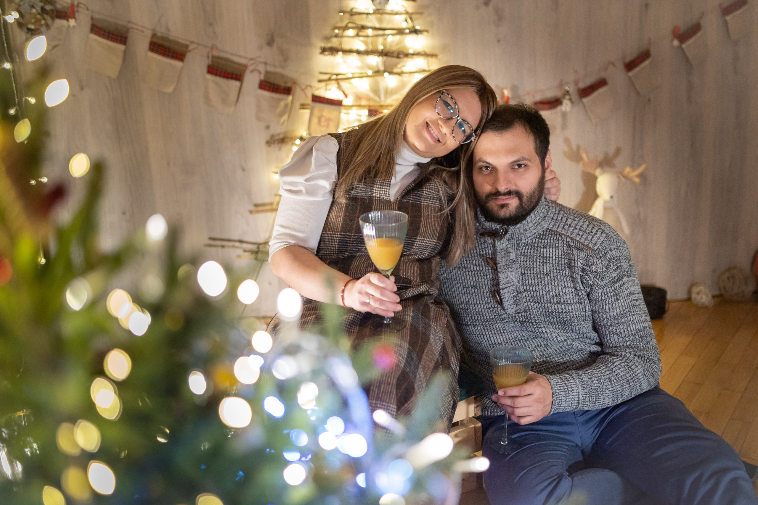 Praznična atmosfera uhvaćena na studijskom novogodišnjem fotografisanju