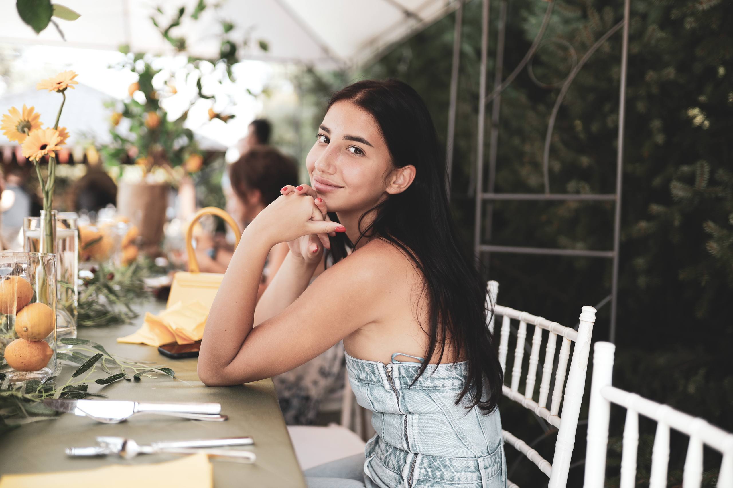 fotografija nasmejane devojke