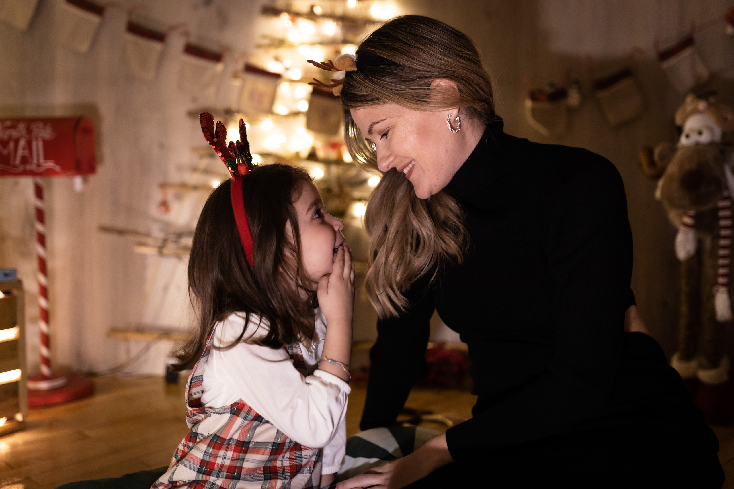 Profesionalno novogodišnje fotografisanje u studiju sa božićnim rekvizitima