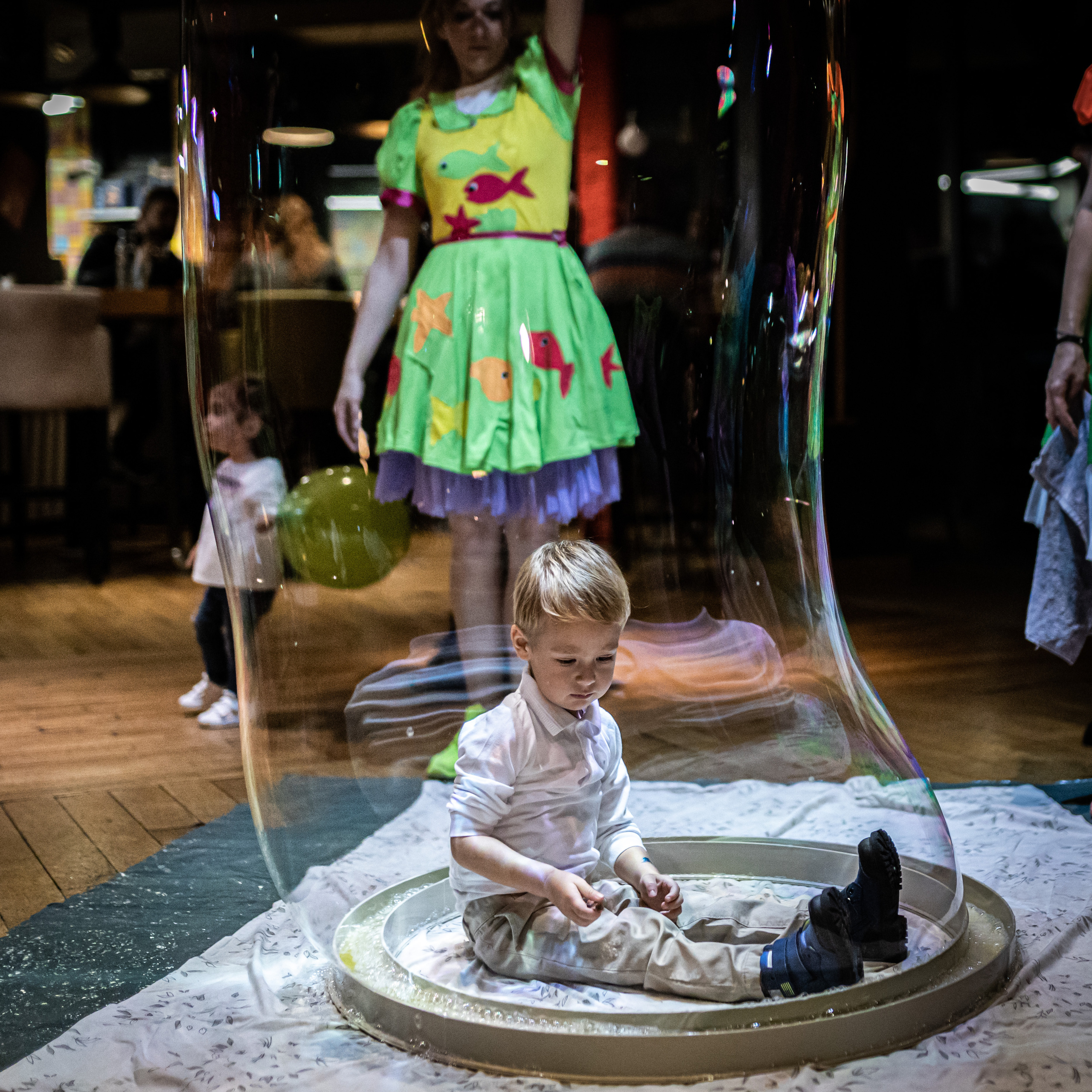 fotografisanje dečaka dok sedi u mehuru