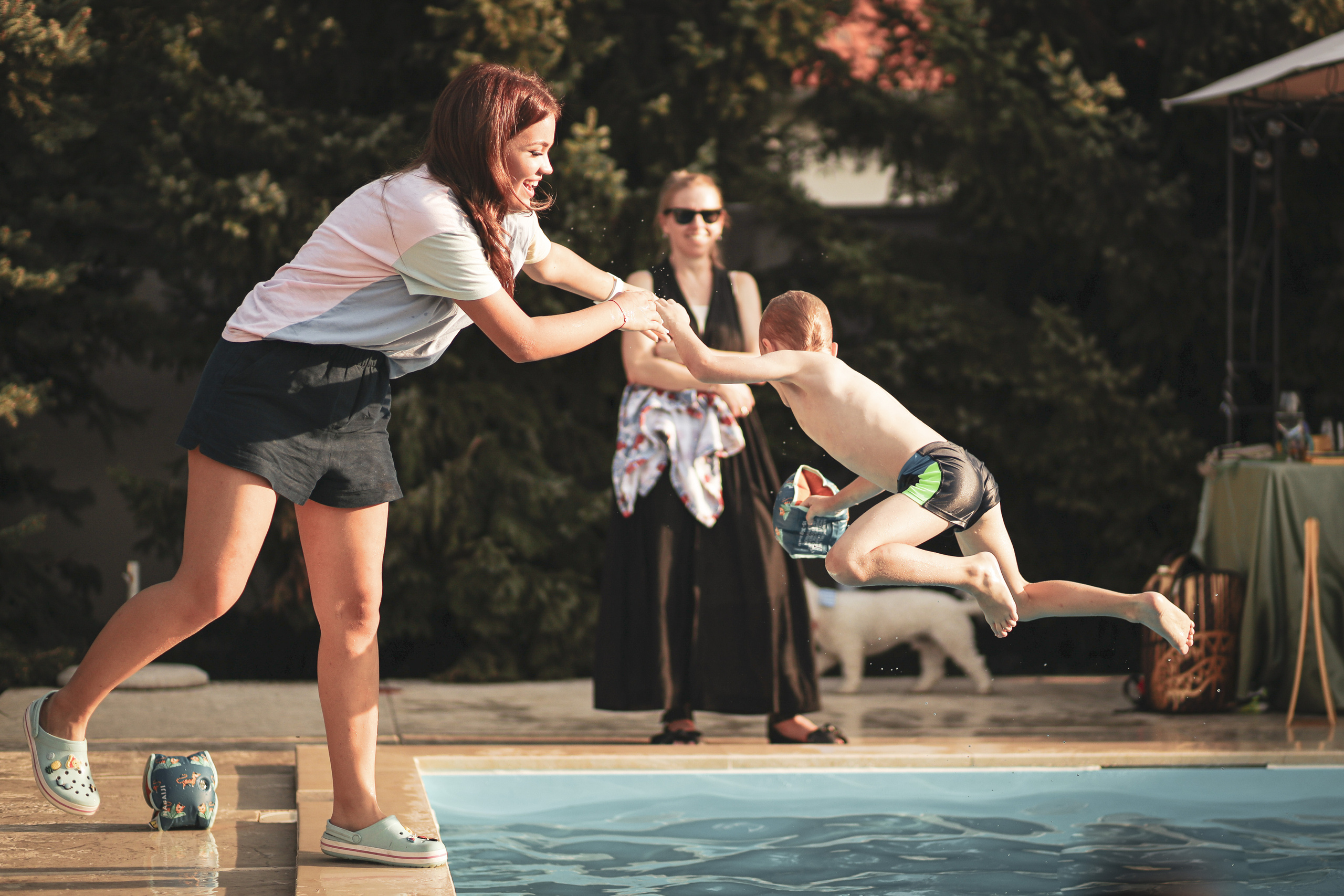 fotografija dečaka i bazena