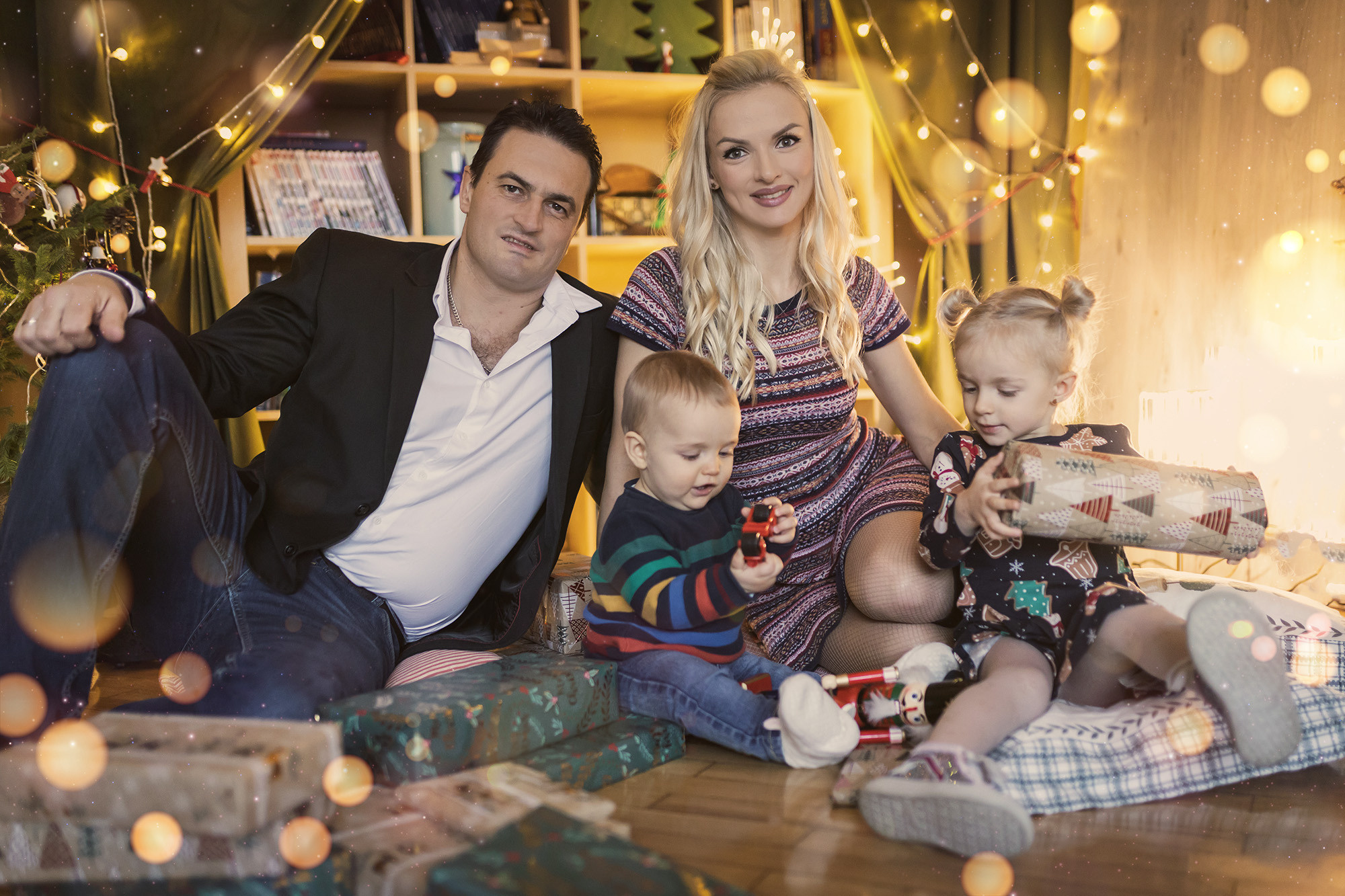 Profesionalno novogodišnje fotografisanje u studiju sa božićnim rekvizitima