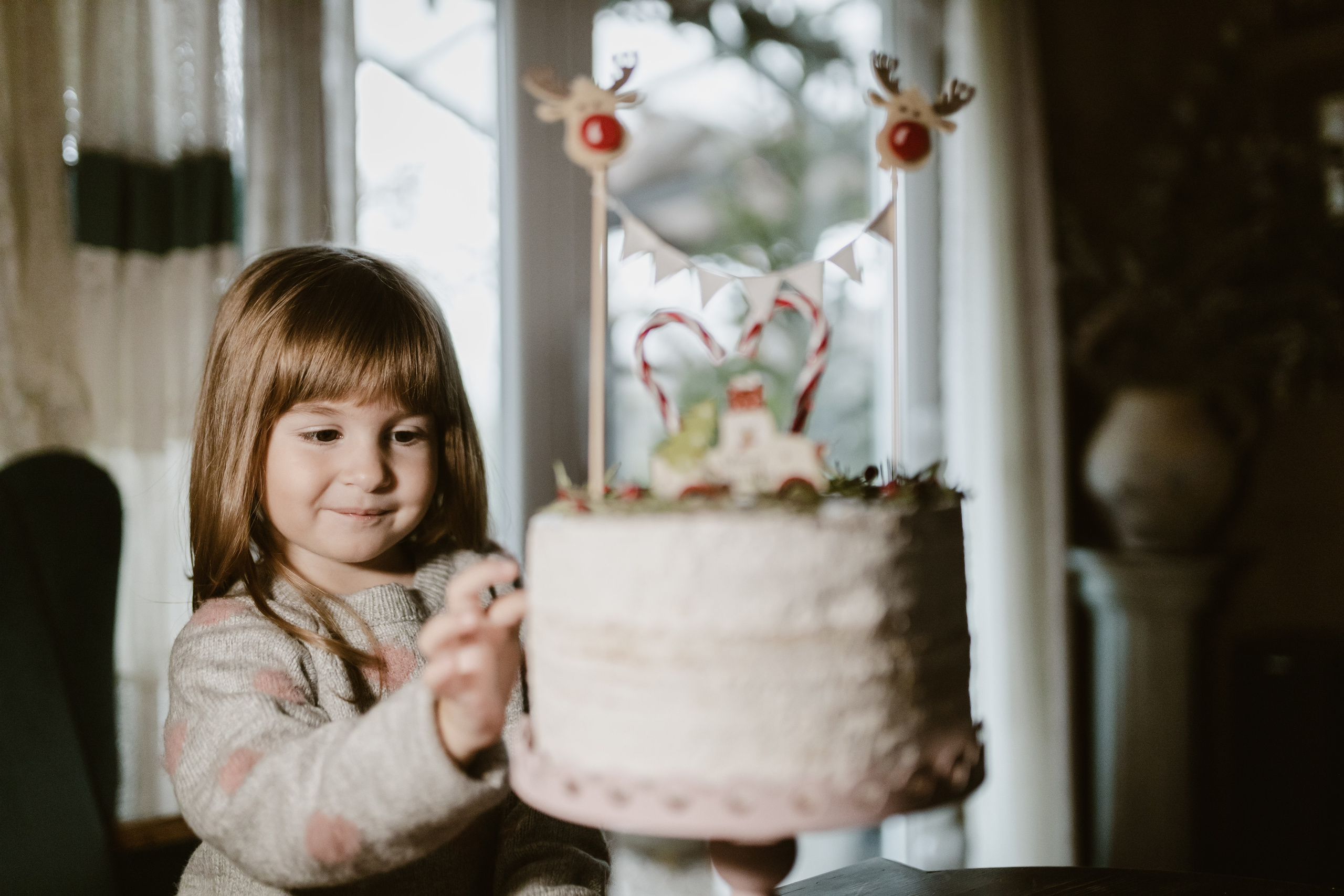 Profesionalno novogodišnje fotografisanje u studiju sa božićnim rekvizitima