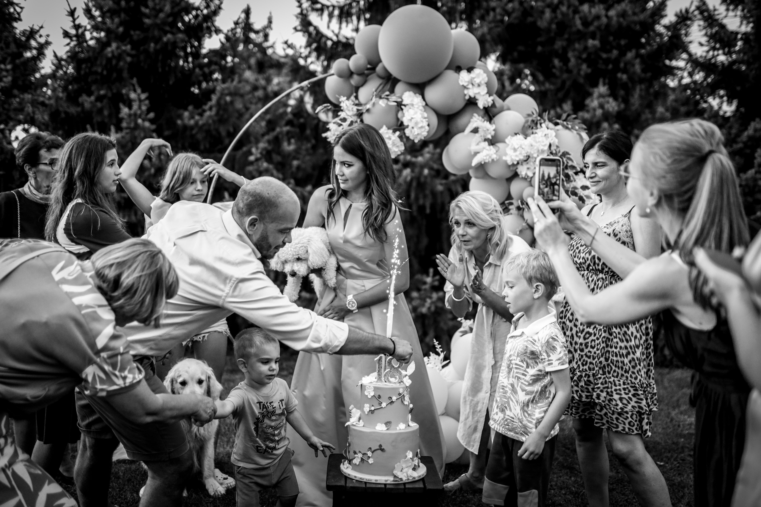 crno-bela fotografija porodice na dan punoletstva