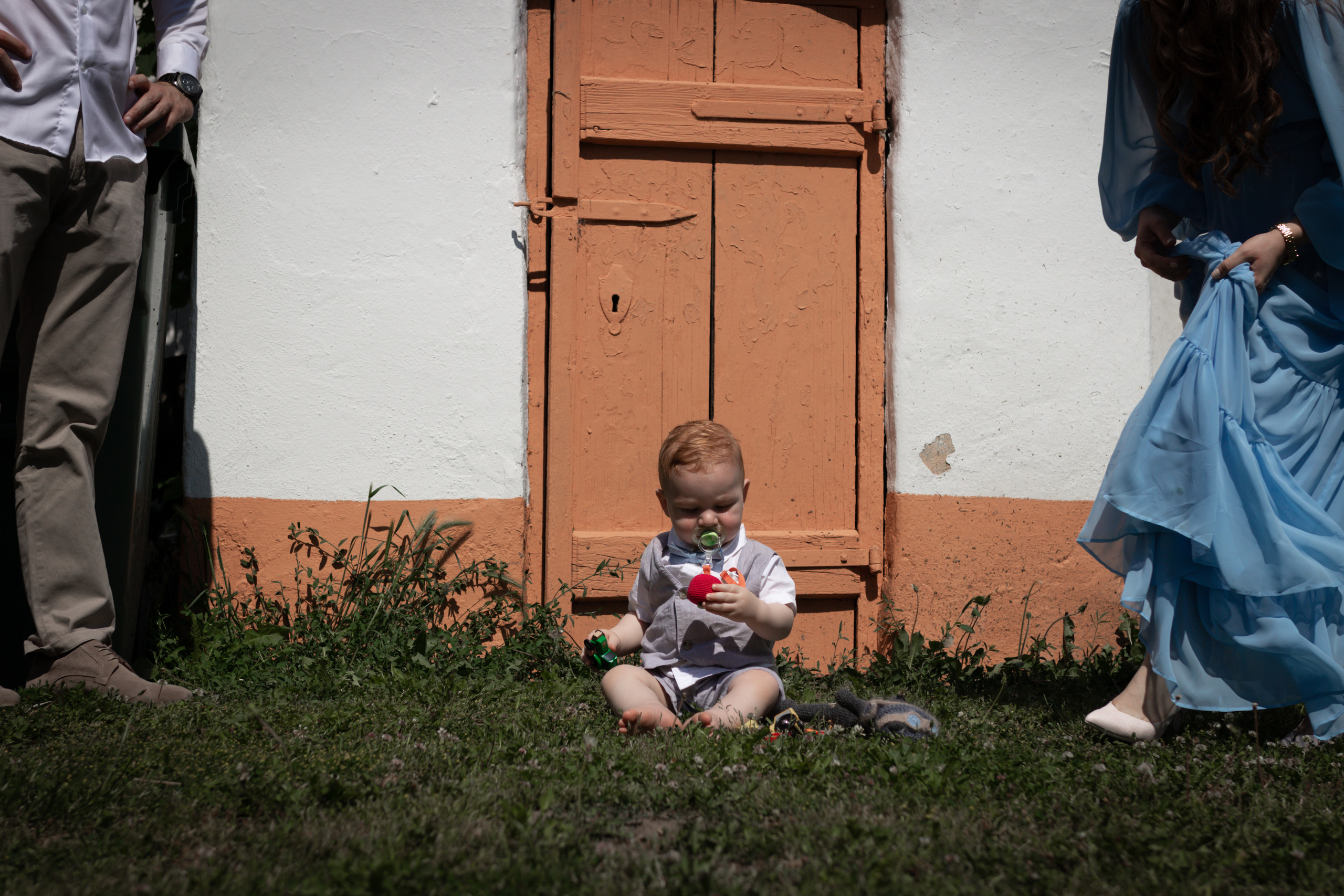 fotografija malog dečaka dok sedi na travi