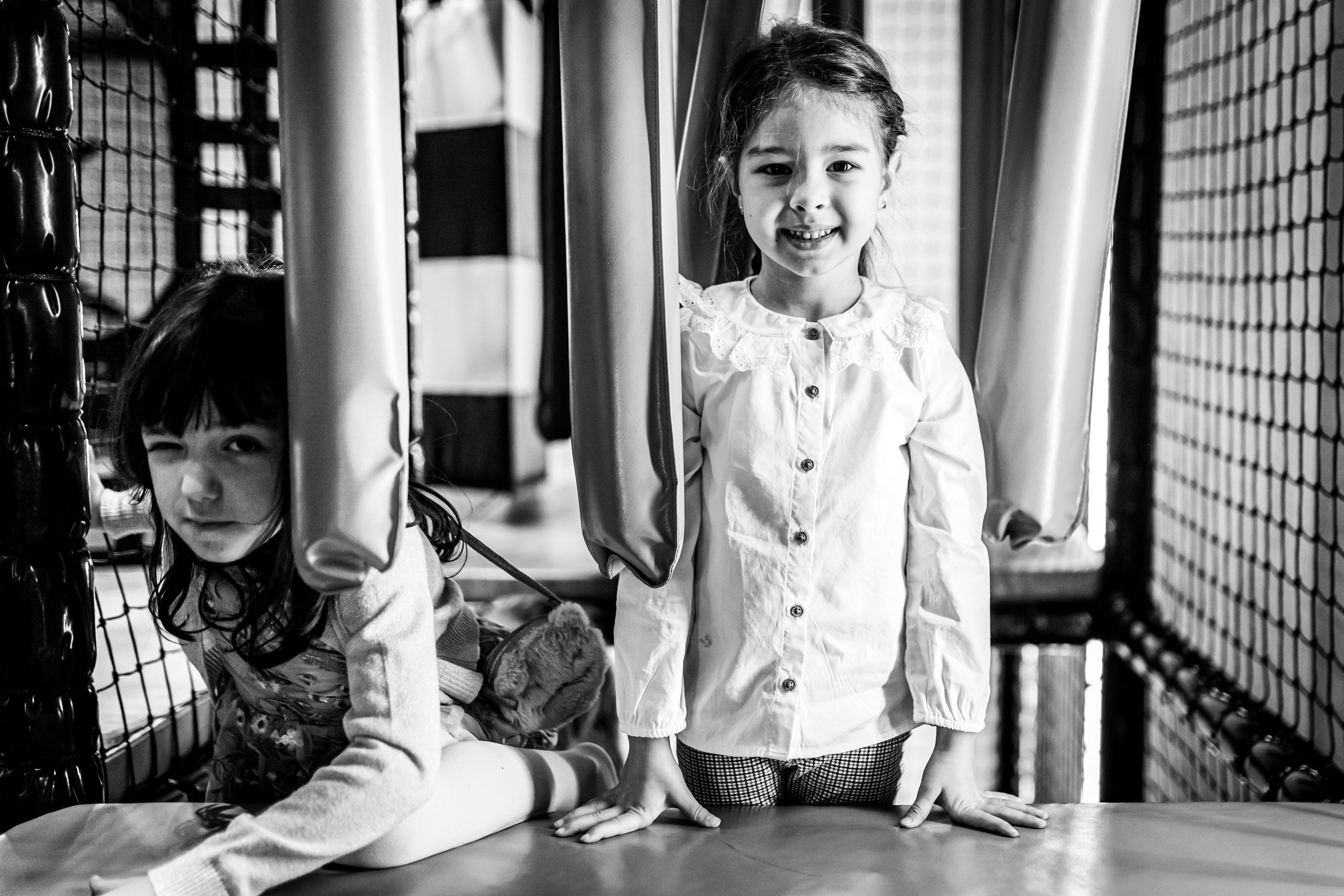 crno-bela fotografija dve devojčice na petom rođendanu