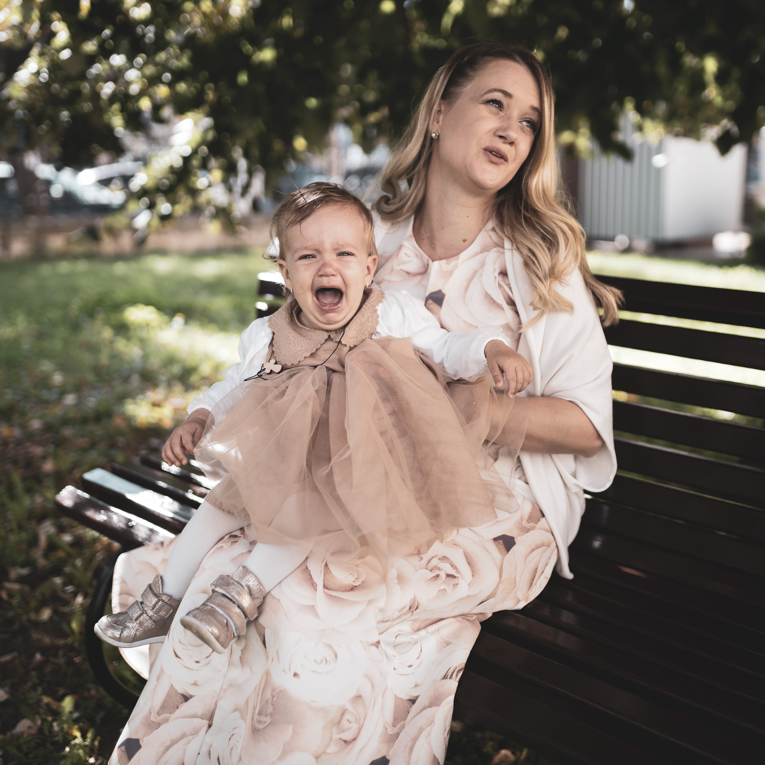 fotografija majke i uplakane devojčice na klupi