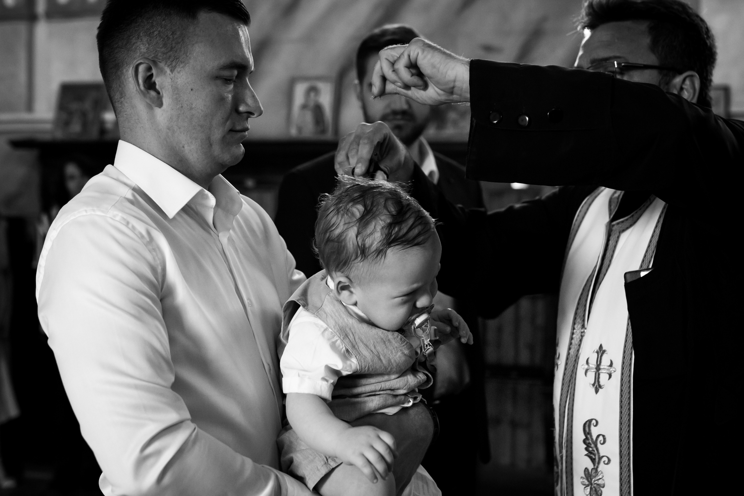 crno-bela fotografija krštenja