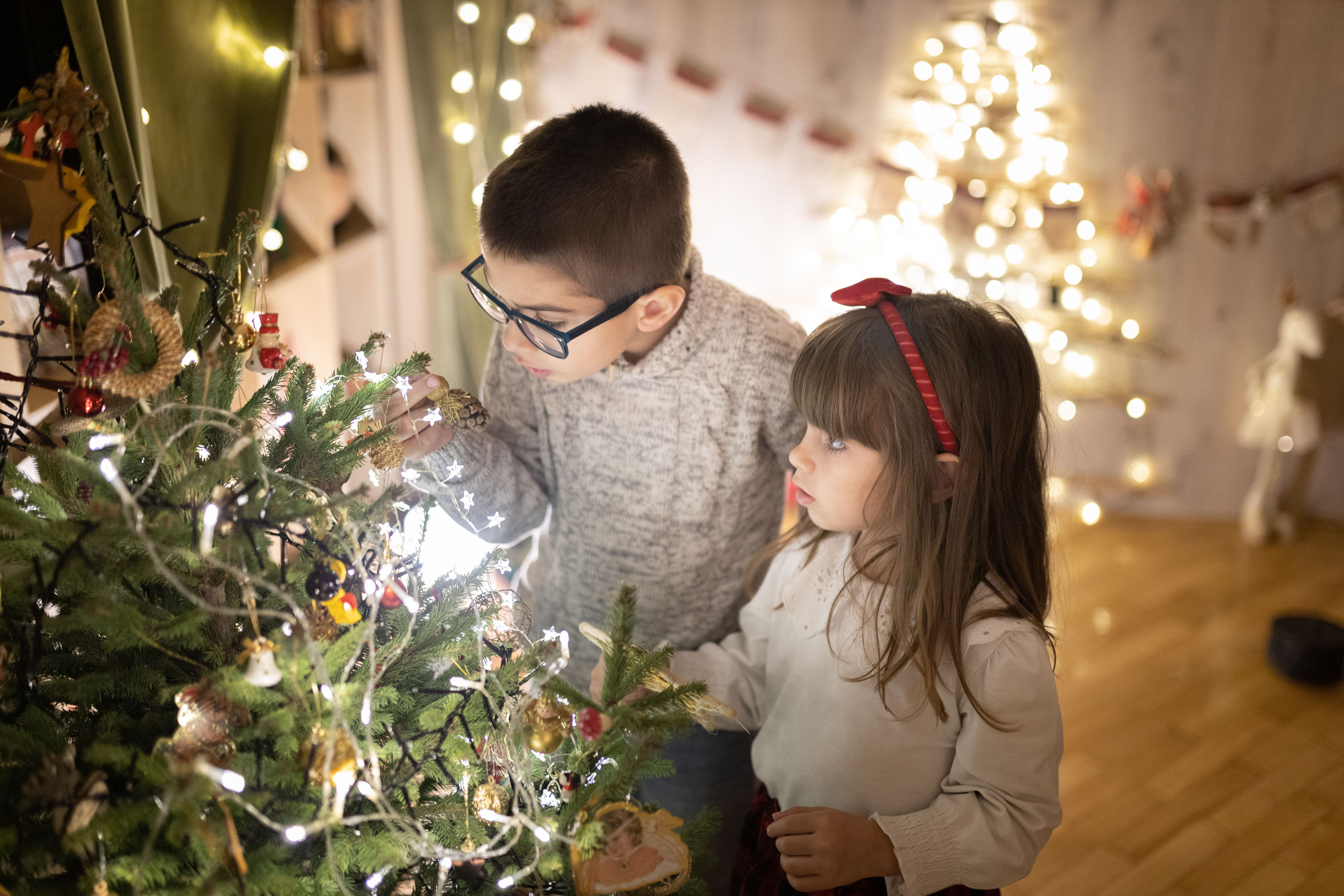 Deca u studiju na novogodišnjoj fotografiji