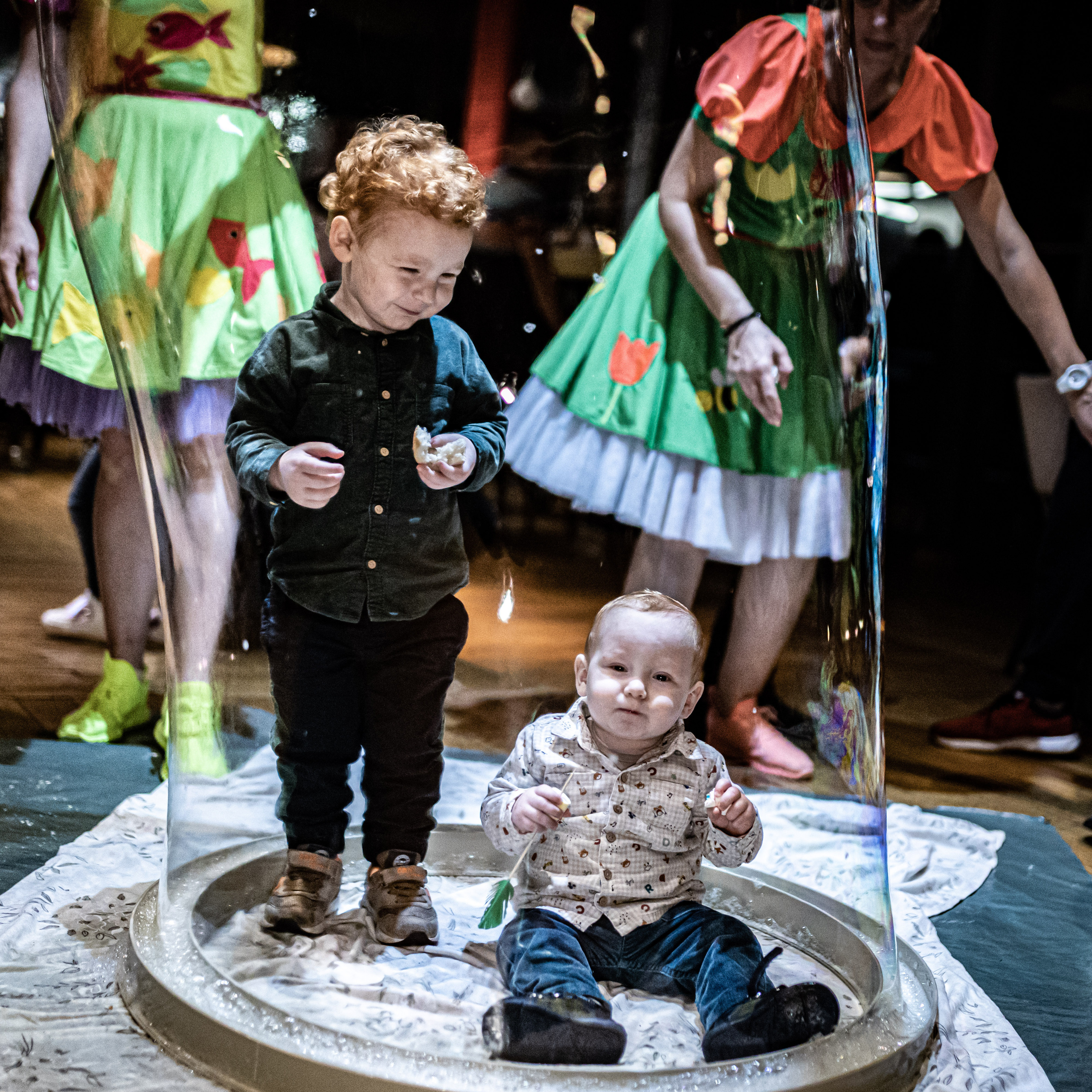 fotografisanje dva mala dečaka na prvom rođendanu u vodenom meguru