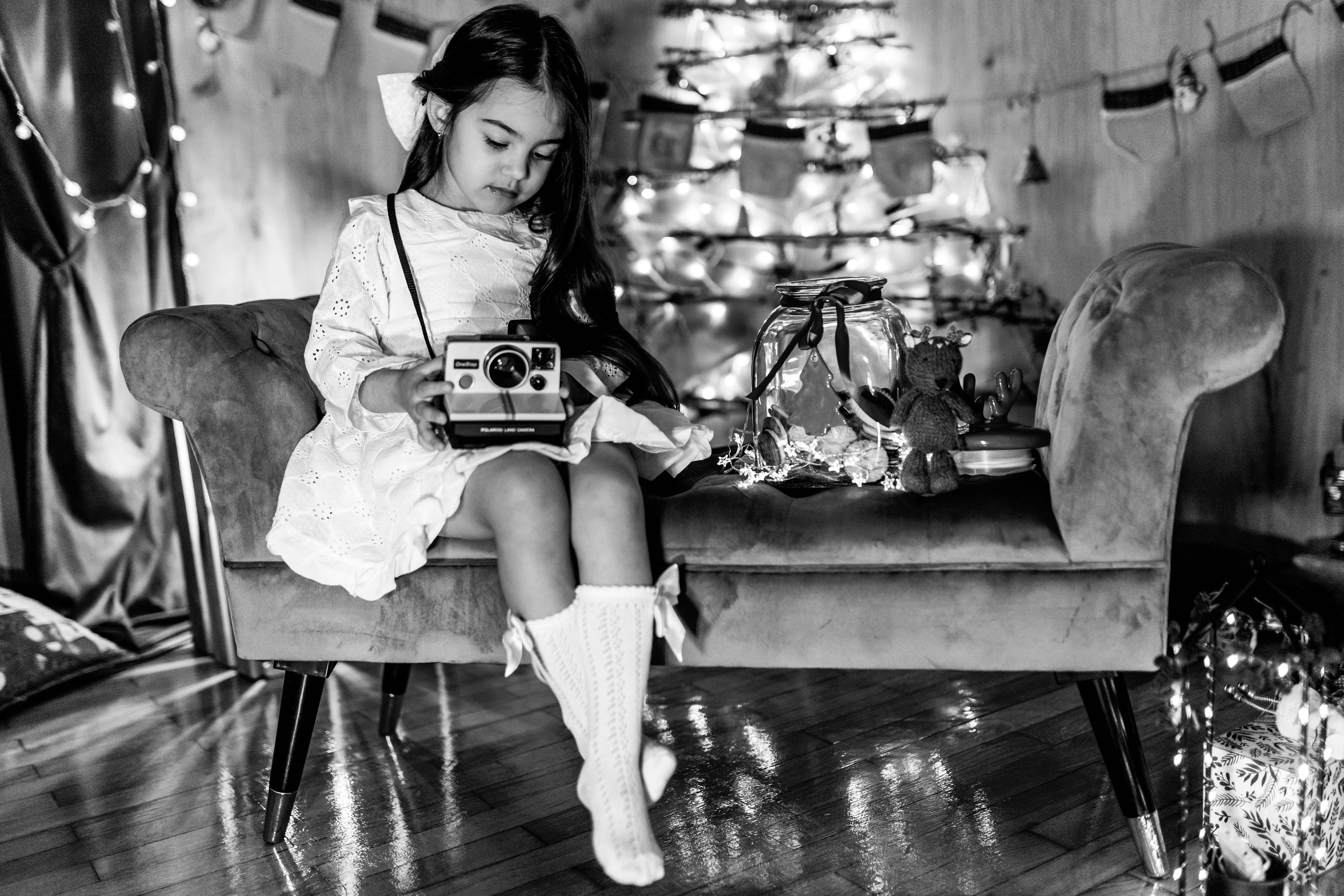 Profesionalno novogodišnje fotografisanje u studiju sa božićnim rekvizitima