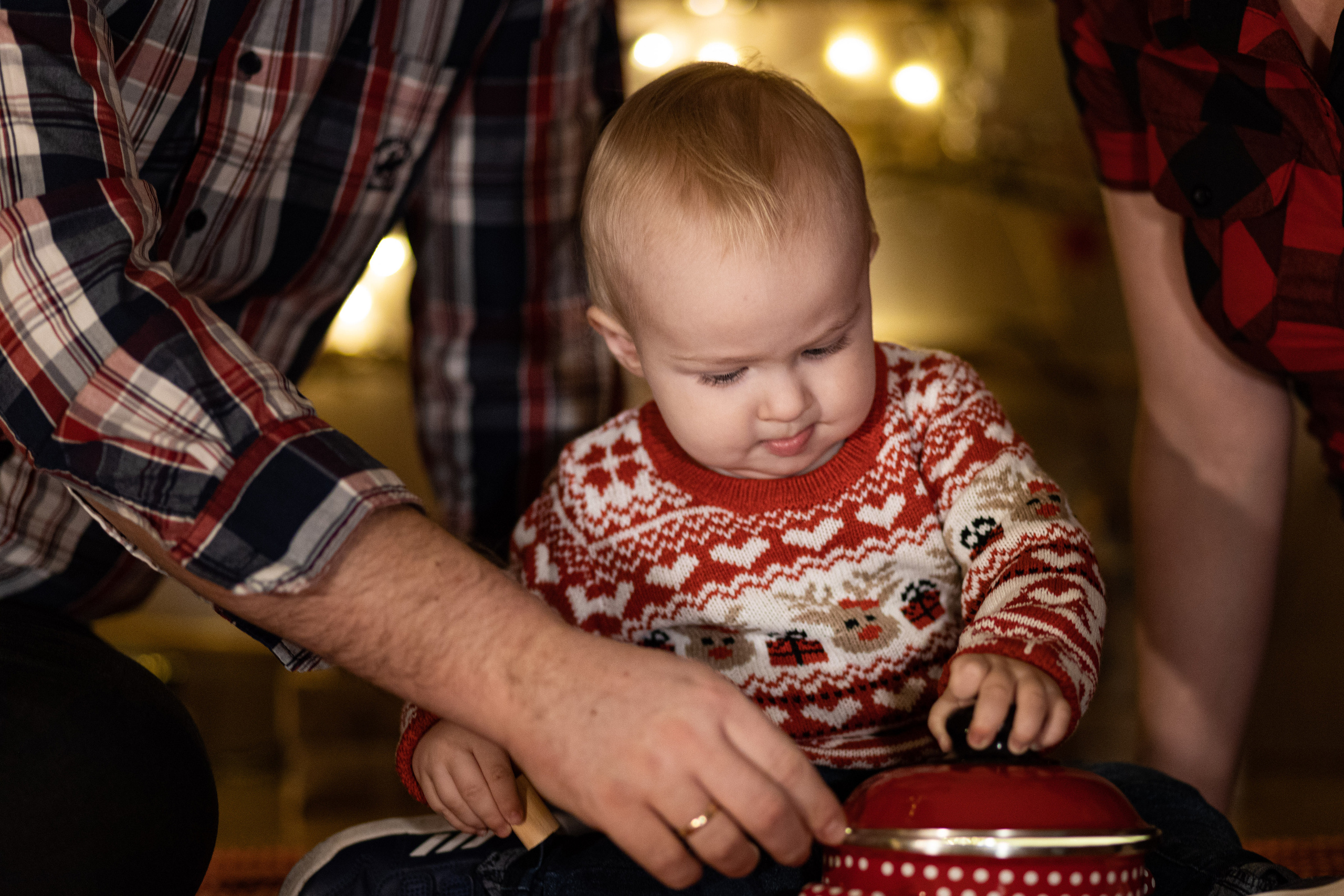 Porodična slika sa novogodišnjim dekoracijama u studiju