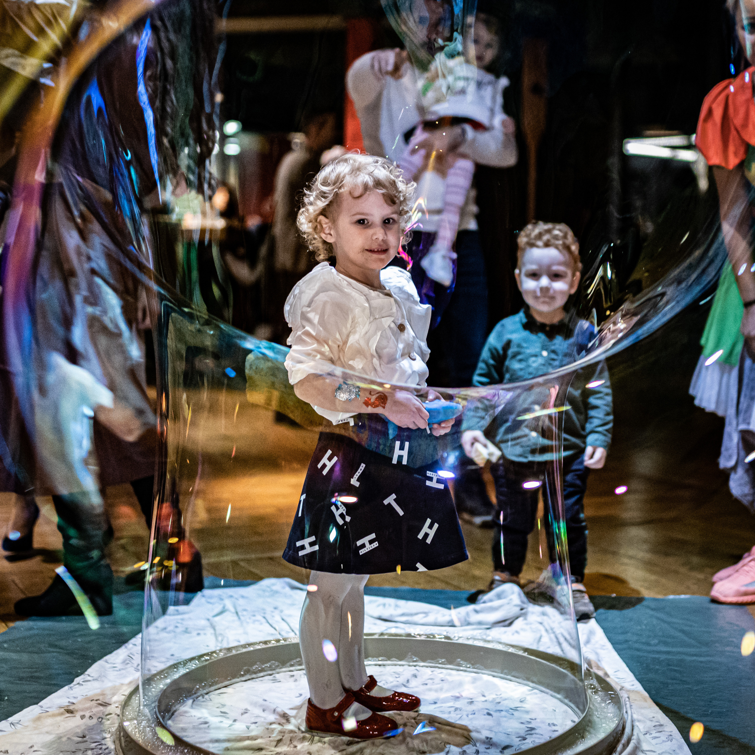 fotografisanje uspomena male devojčice na prvom rođendanu u  vodenom mehuru