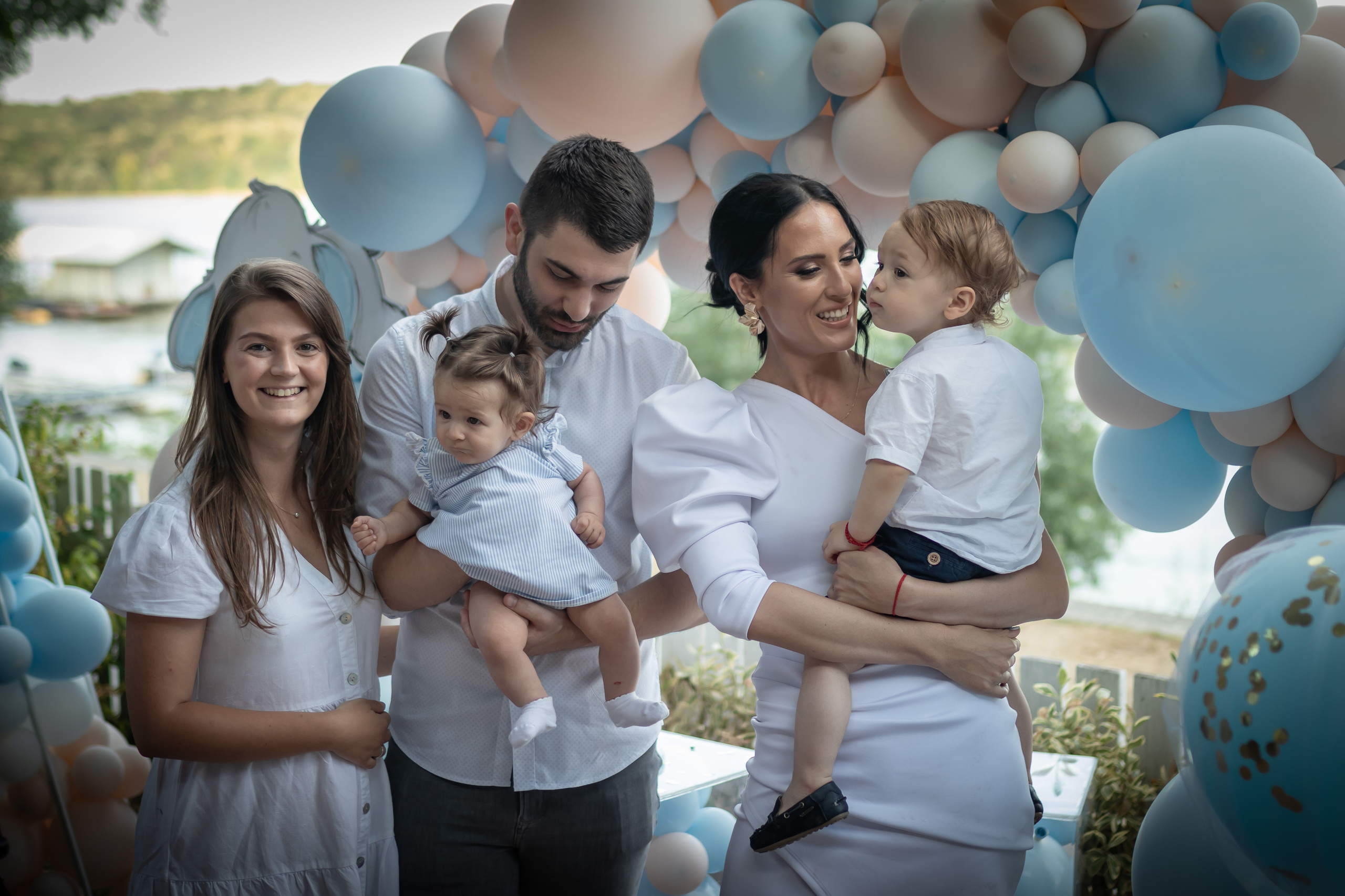 fotografija srećne porodice na rođendanu