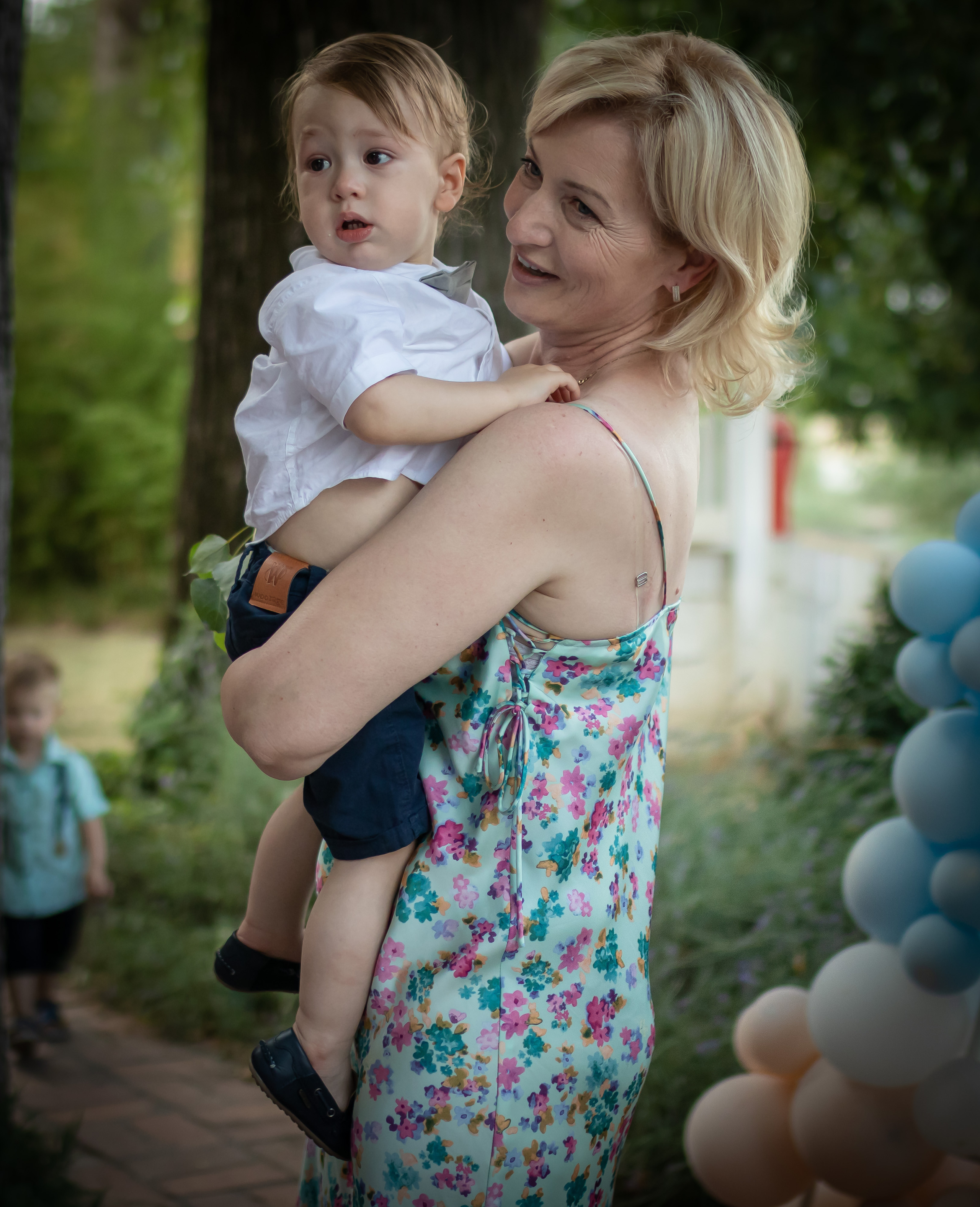 fotografija dečaka u naručju