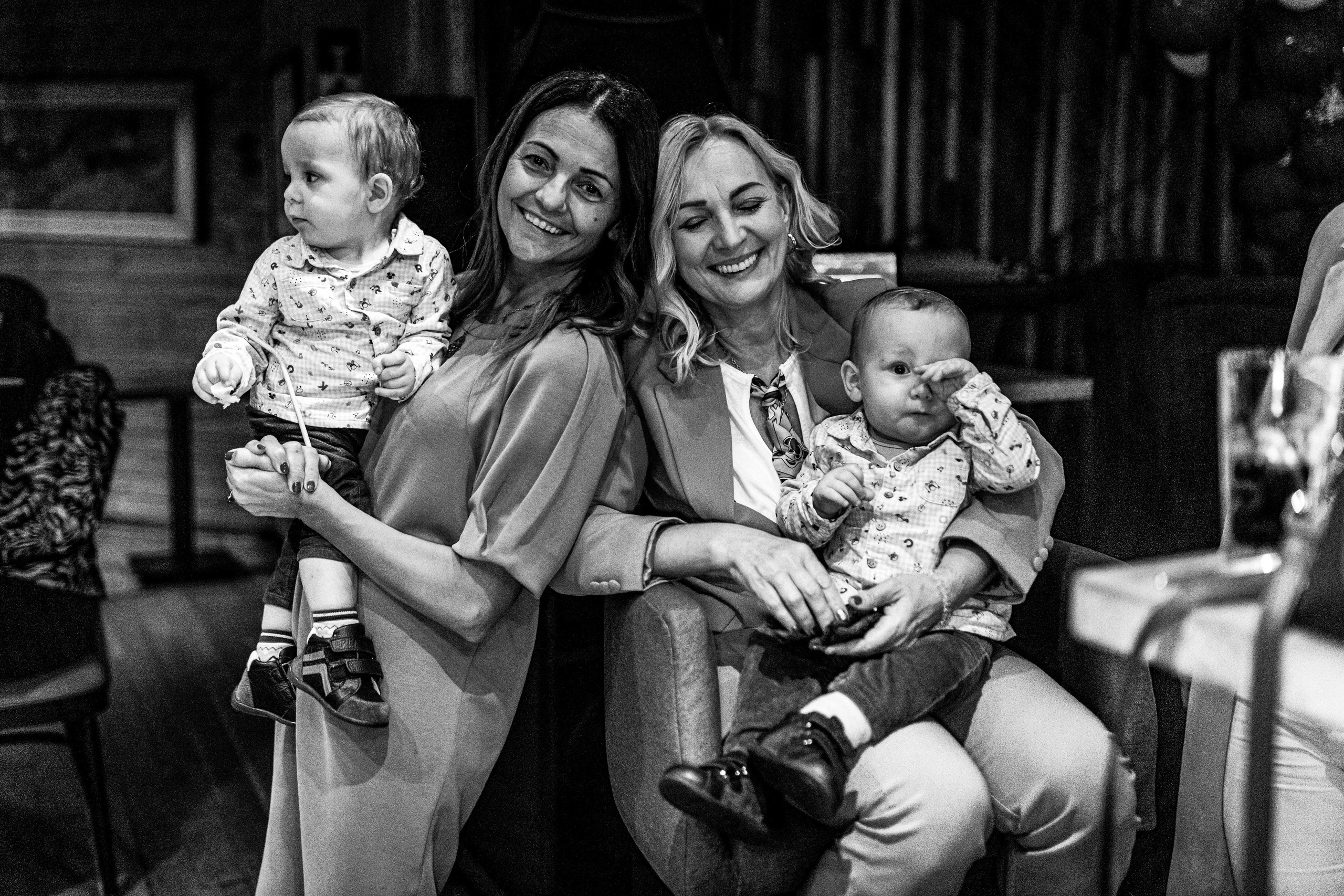 crno bela fotografija devojaka sa dečacima na prvom rođendanu