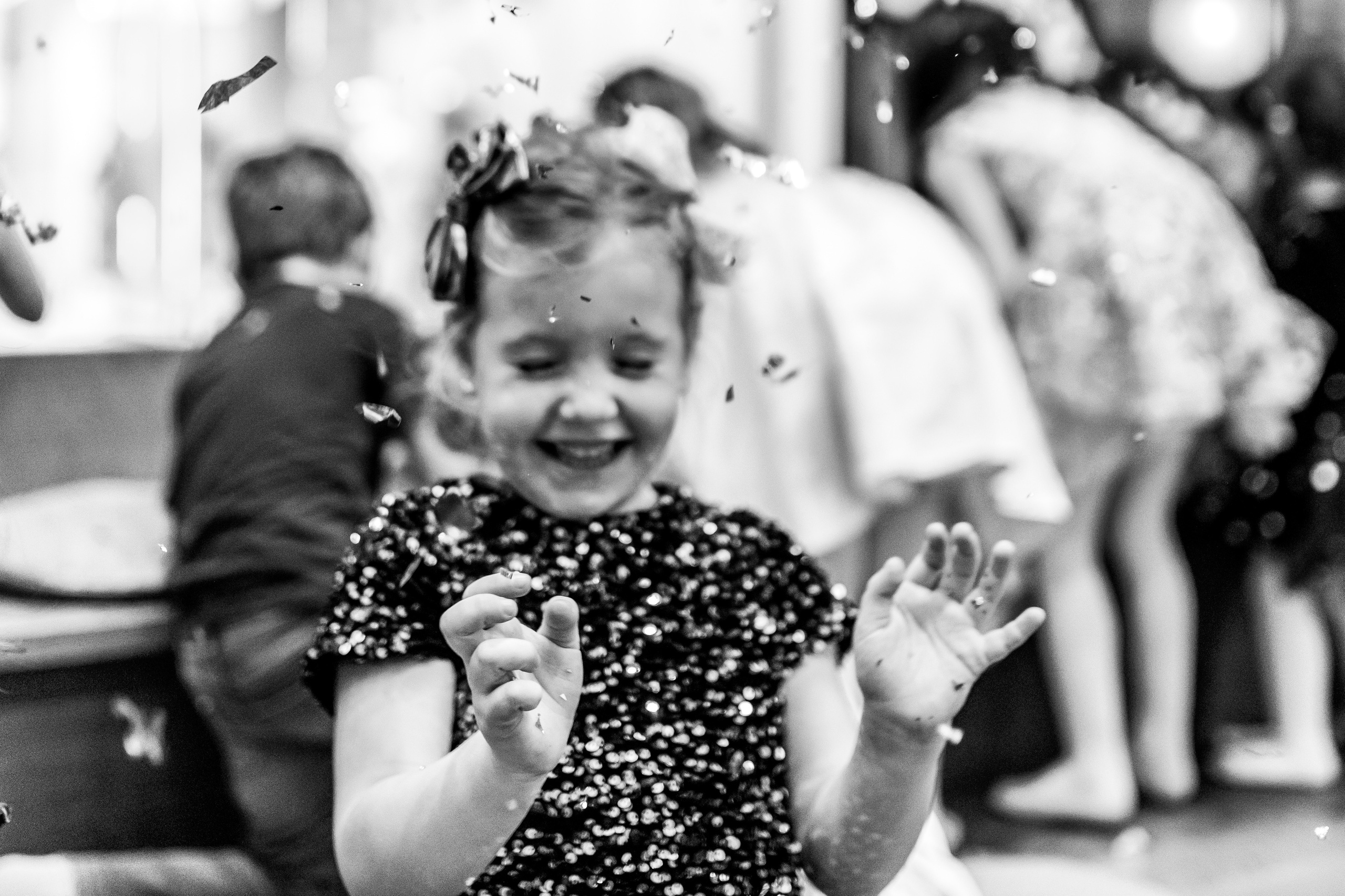 crno-bela fotografija nasmejane devojčice