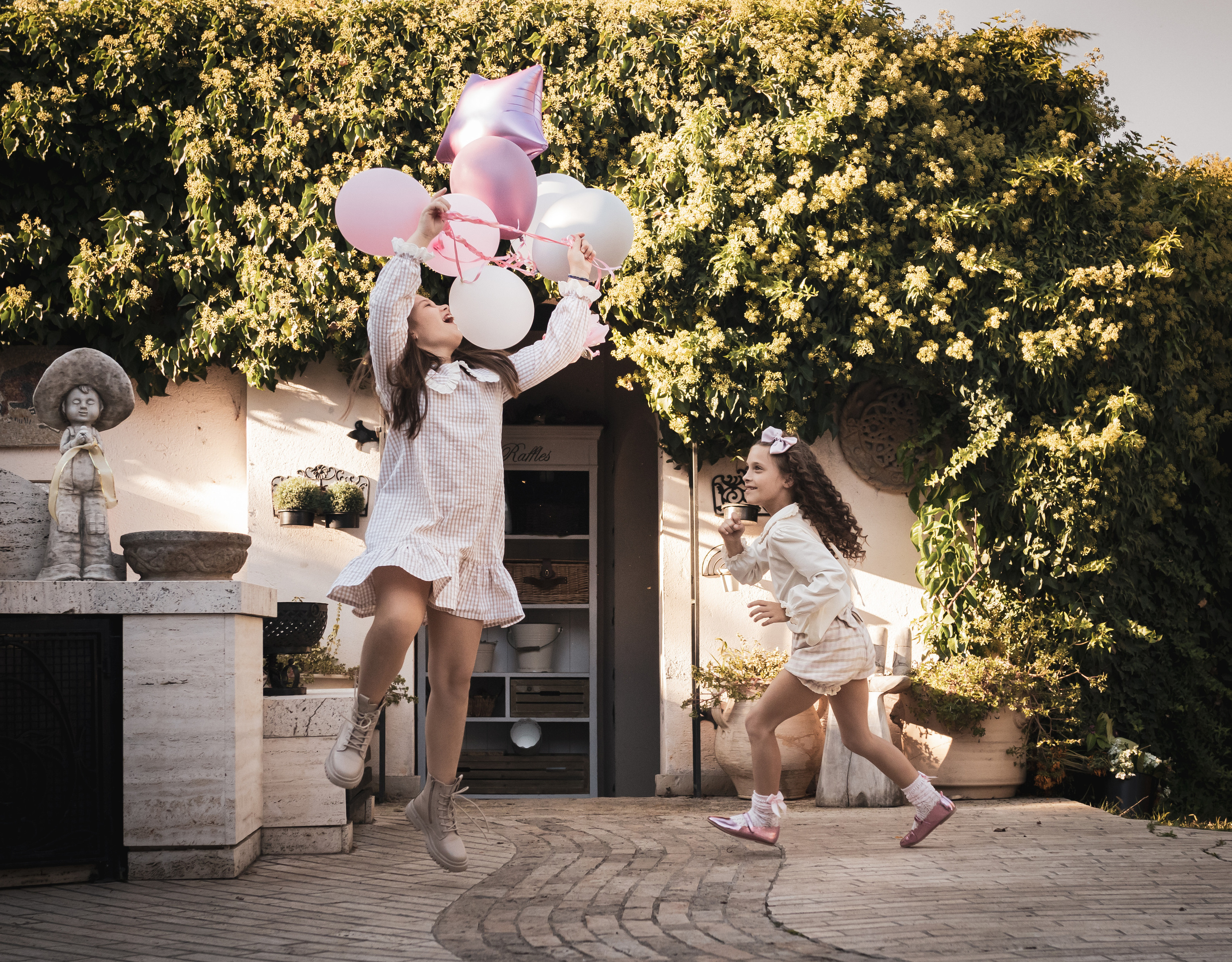 fotografisanje dve devojčice sa balonima