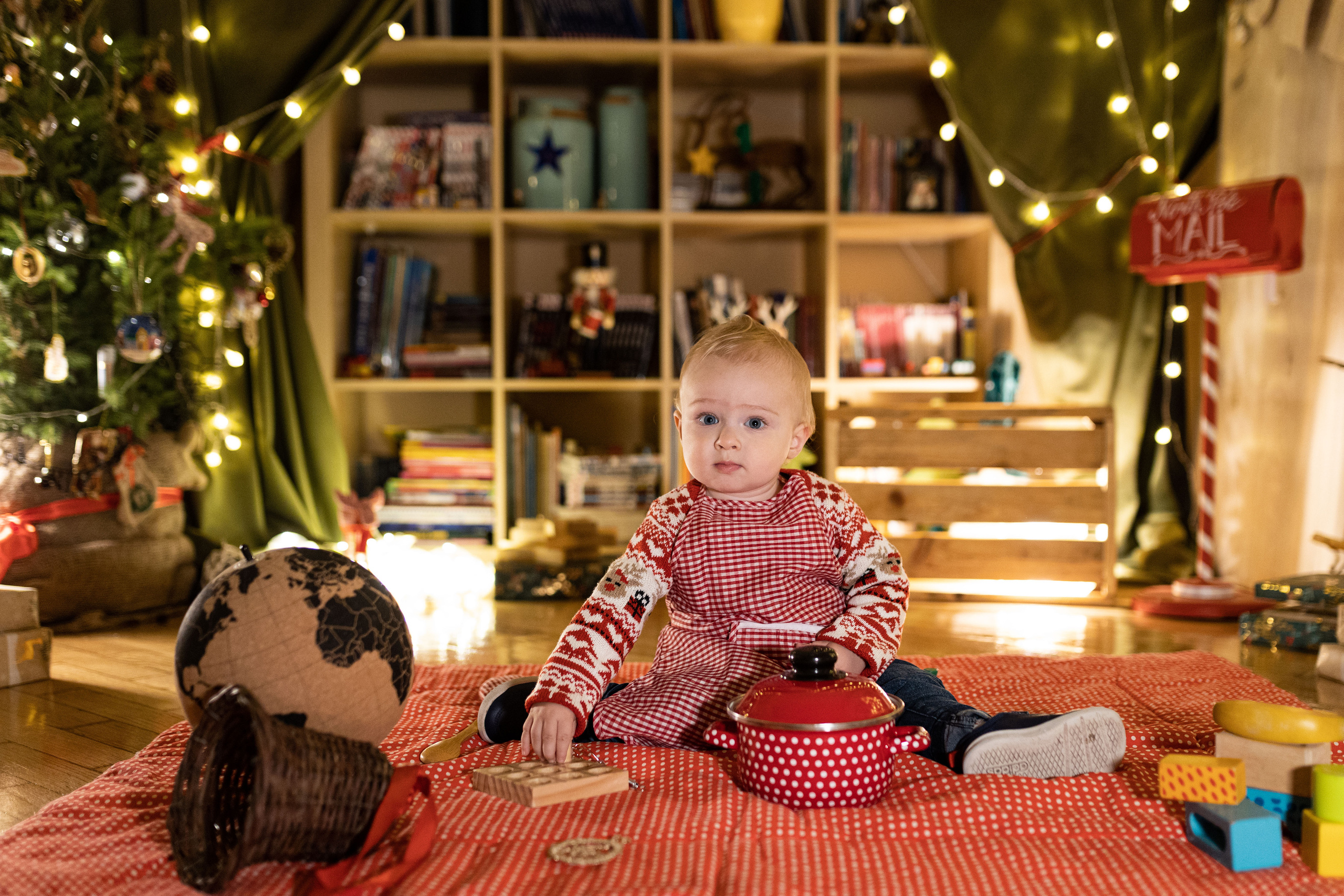 Studijsko novogodišnje fotografisanje sa prazničnim dekoracijama